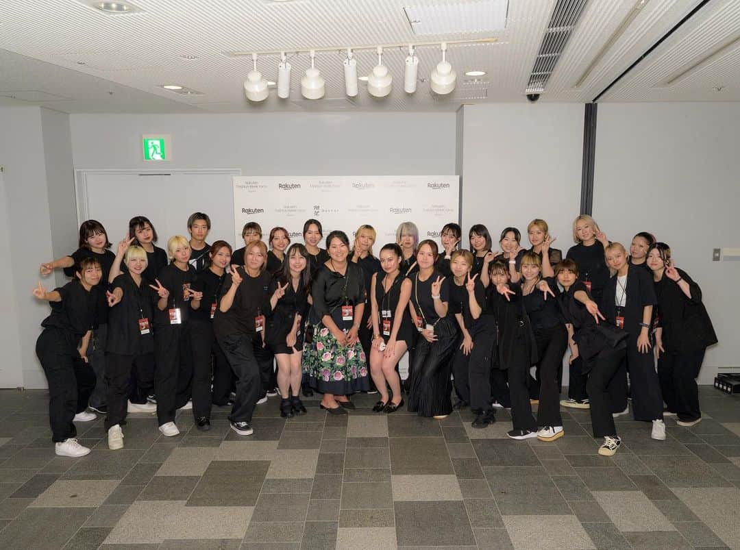 札幌ベルエポック美容専門学校 公式さんのインスタグラム写真 - (札幌ベルエポック美容専門学校 公式Instagram)「.  在学中からプロの方と一緒に仕事をする『業界コラボ』🔥  今回は「Rakuten Fashion Week TOKYO」 "ファッション・ウィーク" とは、年2回、世界のファッション都市で開催されているファッションの祭典で、ファッション・ショーや展示会で発表される最新コレクションから、次のシーズンのトレンドが生まれています！ 東京各所・世界で大注目される最新の日本のクリエーション現場に学生が参加！ ゲストには、業界でも有名なキムギュテさんなども来ておりました！  今まで学んだヘアメイクの技術を発揮し、幅広いグローバルな視点を養えたと思います！ また東京・原宿・福岡の学生たちと一緒に参加したことで、横のつながりも増えました✨  今回の経験をこれからの学びに活かしてがんばってください☺  #美容学生の日常 #美容好きな人と繋がりたい #美容 #美容学生と繋がりたい #美容専門学校 #札幌ベルエポック #ベルエポック #札幌ベル  #美容学生　#青春フォトグラフ #楽天ファッションウィーク東京 #楽天ファッション #rakutenfashionweektokyo」9月26日 18時48分 - sapporobelle