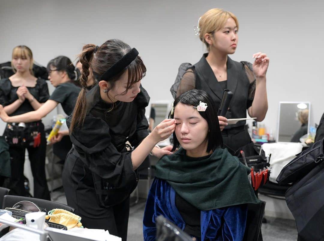 札幌ベルエポック美容専門学校 公式さんのインスタグラム写真 - (札幌ベルエポック美容専門学校 公式Instagram)「.  在学中からプロの方と一緒に仕事をする『業界コラボ』🔥  今回は「Rakuten Fashion Week TOKYO」 "ファッション・ウィーク" とは、年2回、世界のファッション都市で開催されているファッションの祭典で、ファッション・ショーや展示会で発表される最新コレクションから、次のシーズンのトレンドが生まれています！ 東京各所・世界で大注目される最新の日本のクリエーション現場に学生が参加！ ゲストには、業界でも有名なキムギュテさんなども来ておりました！  今まで学んだヘアメイクの技術を発揮し、幅広いグローバルな視点を養えたと思います！ また東京・原宿・福岡の学生たちと一緒に参加したことで、横のつながりも増えました✨  今回の経験をこれからの学びに活かしてがんばってください☺  #美容学生の日常 #美容好きな人と繋がりたい #美容 #美容学生と繋がりたい #美容専門学校 #札幌ベルエポック #ベルエポック #札幌ベル  #美容学生　#青春フォトグラフ #楽天ファッションウィーク東京 #楽天ファッション #rakutenfashionweektokyo」9月26日 18時48分 - sapporobelle