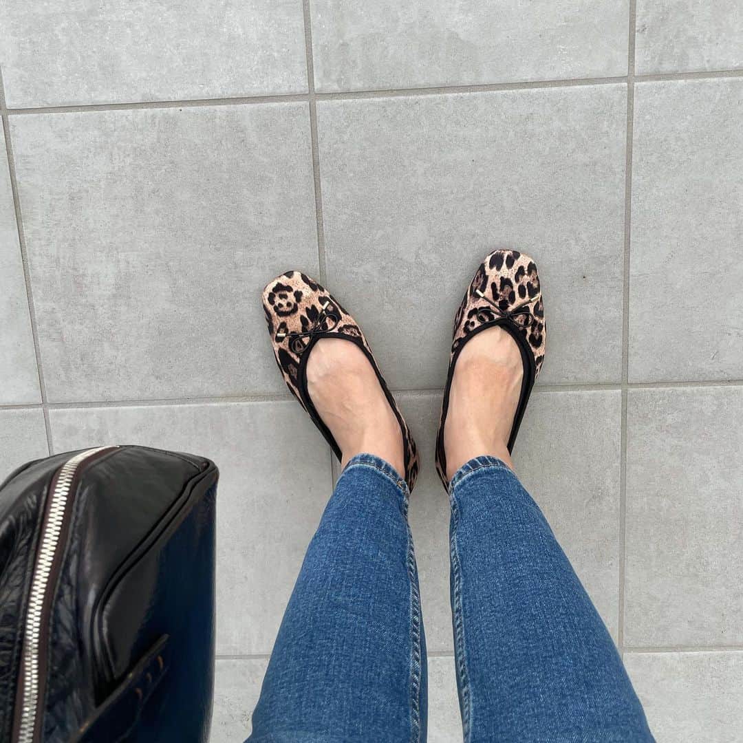 佐々木かいさんのインスタグラム写真 - (佐々木かいInstagram)「待ちに待ったしんちゃん 観てきました🥹🍿♡ もうしんちゃんかわいすぎましたし、 やはり大人が観てもちゃんと面白くて、 くじくじは声出して笑ってましたし、 最後うるっとしてました🐳🥲（私は泣きました笑） 映画の中に手巻き寿司が沢山出てきて お寿司食べたくなったので、 帰りは魚べいしました〜🍣笑 しんちゃん熱がまた上がりそうであります😂🫶  新しいパンプスも履きやすくて かわいくて最高です🥺🥿🤎 （ビーサン焼けがすごい🩴笑） ・ ・ #クレヨンしんちゃん #映画」9月26日 18時49分 - kai_s_1213