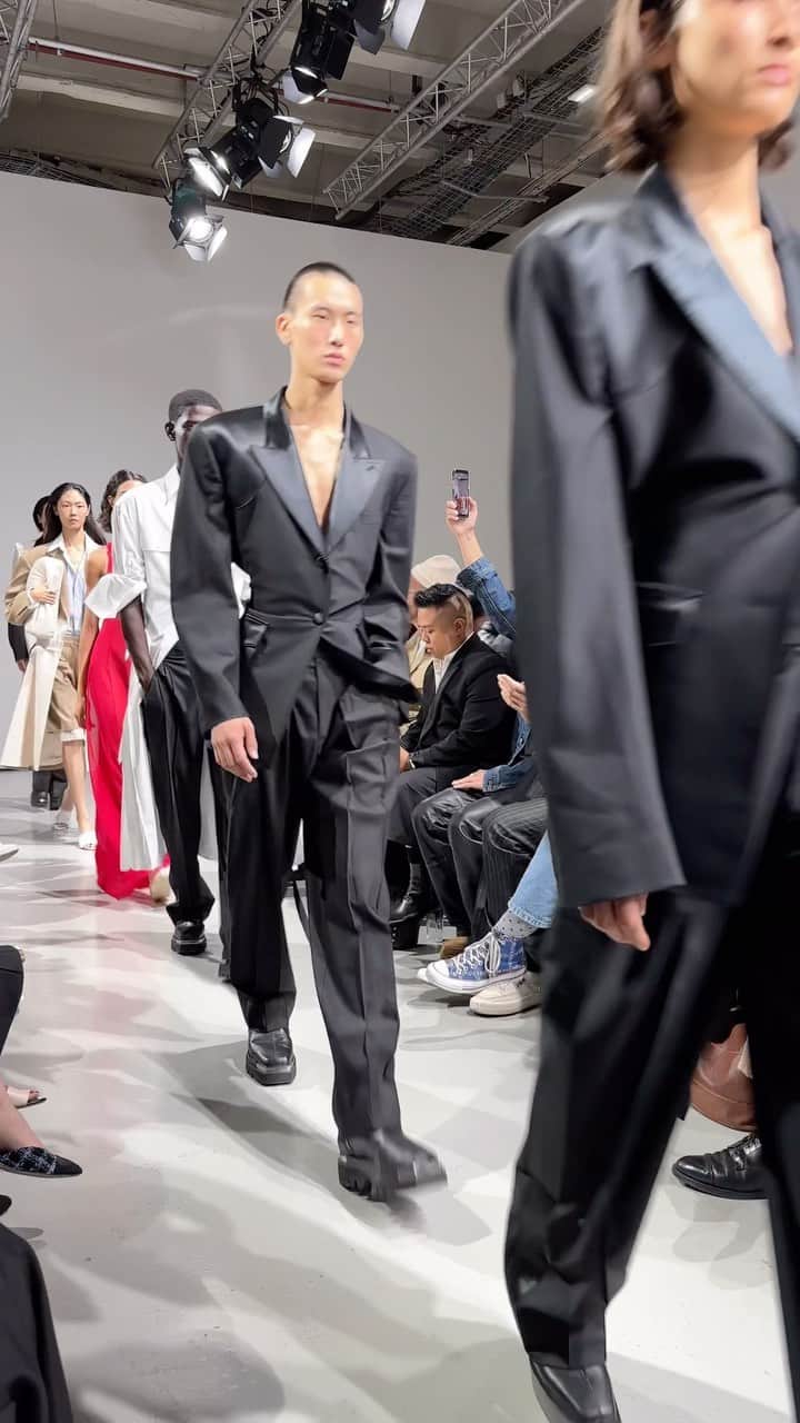 AnOther Magazineのインスタグラム：「This morning at Paris Fashion Week, New York designer @the.peterdo presented an exquisitely constructed collection which honed in on his hallmark silhouettes, from cinched tailoring and pleated skirts to billowing, deftly-cut outerwear 🖤  “We always ask: How can we make something we’ve done before better?” Do told AnOther previously. “We revisit, revise and refine each season. We only create two collections a year, so we have time to reflect on how we work.” Revisit the interview at the link in bio 📲  🎥 by @emmaedavidson」