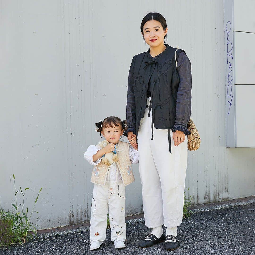 ハグマグ編集部のインスタグラム：「セイラさん&デイジーちゃん・ 2歳  親子でハンドメイドアイテムをオン🌼  ［mama］ Tops：Handmade Inner：Isabel Marant Bottoms：Egg Bag：BEAMS Earring：Shihara Ring：vintage Belt：Hender Scheme Shoes：MiuMiu  ［kids］ Tops＆Bottoms：Handmade inner：vintage Shoes：adidas ___________________________________  詳しくはウェブサイトの記事で紹介中。プロフィールのリンクからチェックしてね🌼 @hugmug_insta ___________________________________ #hugmug#ハグマグ#親子スナップ#ママファッション#ストリートコーデ#ガーリーカジュアル#秋コーデ#秋ファッション#秋服#リンクコーデ#親子リンク#キッズファッション#キッズスタイル#ママコーデ#ママコーデファッション#カジュアルコーデ#秋色カラー#おしゃれキッズ#ベビー服#男の子コーデ#女の子コーデ#家族コーデ#ファッションスナップ#親子ファッション#家族コーデ#家族写真#家族スナップ#親子リンクコーデ#親子ペアルック#親子装#ハグマグファミリー」