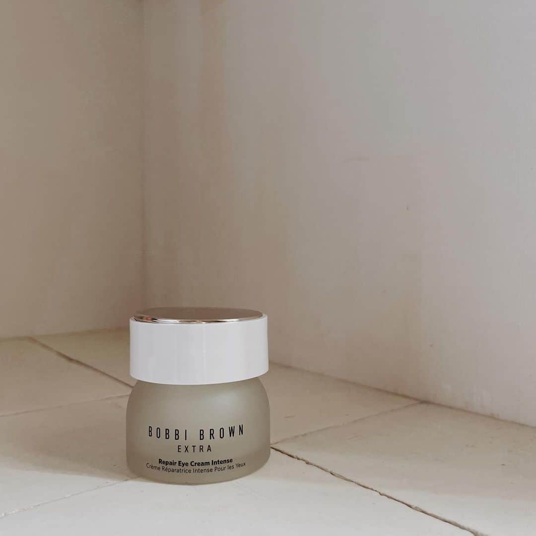 Love_Lifeのインスタグラム：「スキンケアマニアの私のコレクションに新しく仲間入りしたアイクリーム  @bobbibrown のエクストラ リペア アイ クリーム インテンス  高保湿・エイジングケアラインのアイクリーム  乾燥知らずのコックリ系がゆえにコンシーラーのヨレが気になりましたが、薄めメイクの方や夜には本当にオススメです！  2枚目からスタメンアイケアシリーズ  @diorbeauty  カプチュール トータル セル ENGY アイ セラム   アプリケーター付きでマッサージ出来るので浮腫んでいる朝に、、 軽い使い心地でメイクにも響きません。  @lancomeofficial  ジェニフィック アドバンスト ライトパール  パールのようなアプリケーターがマッサージしながら目元をクールダウンしてくれ、目もとをすっきりと引き締めるカフェインと、くっきり健康的なまつ毛に導くアルギニン配合が嬉しい、、  @environ_jp  Ｃ－クエンスアイジェル コックリめなので夜に、、 小皺は目立ちにくくなります！  @pola_official_jp  B.A アイゾーンクリーム N  こちらもコックリ目なので夜に、、 同じく小皺は目立ちにくくなります。 ハリと透明感も感じる！  @lowan.official  STEM EYECREAM ステムアイクリーム  電動チューブがお気に入り！ 美容成分を肌に浸透している感じ マッサージ効果により目元も明るく感じます。  それぞれ良さや違いはありますが個人的にはPOLAが1番お気に入りです☺️  アイケアを頑張ってから確実にシワは前ほど気にならなくなっています！  笑い皺は良いけど目の下の小皺やおでこの皺、法令線はなくても良いなーと今のところ、自力で頑張っています💪」