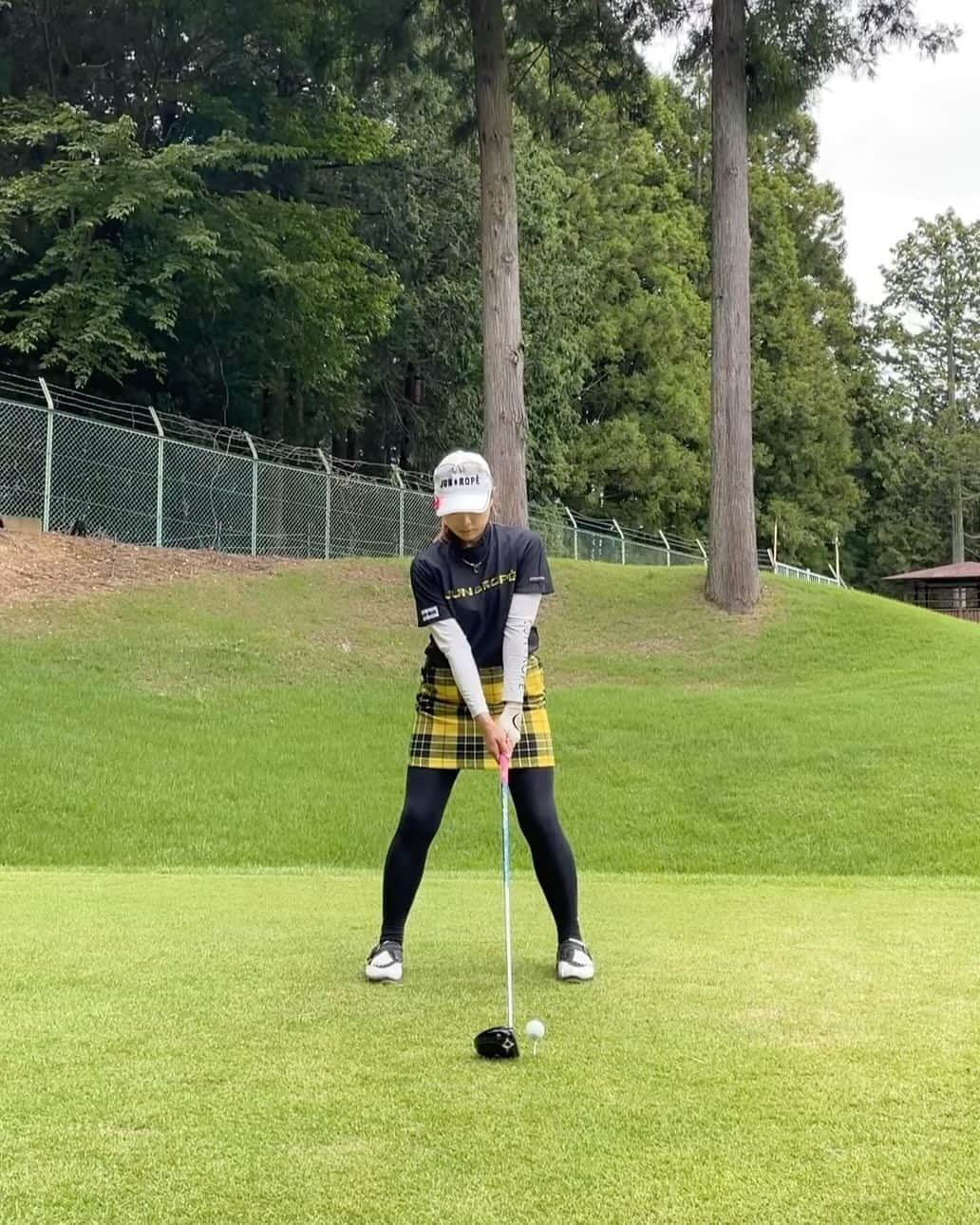 笹原優美のインスタグラム：「☆ 今日のゴルフ詰め合わせ🏌️‍♀️⛳️  新しいチェック柄のウェアでした😊💛 秋らしい色🍂 @junandrope   明日も頑張ります🫧✨ ☁️ ☁️ #ゴルフ#golf#高尔夫#高爾夫 #ゴルフスイング#golfswing#ゴルフレッスン #ドライバー#ドライバーショット #パター#パター練習#ショートゲーム #ゴルフ練習#ゴルフ大好き#ゴルフ上手くなりたい #ゴルフ男子#ゴルフ女子#ゴルフ好きな人と繋がりたい  #トレーニング#ゴルフトレーニング#プロゴルファー #ゴルフウェア#ゴルフコーデ#golfwear #junandrope#ジュンアンドロペ#ジュンロペ」