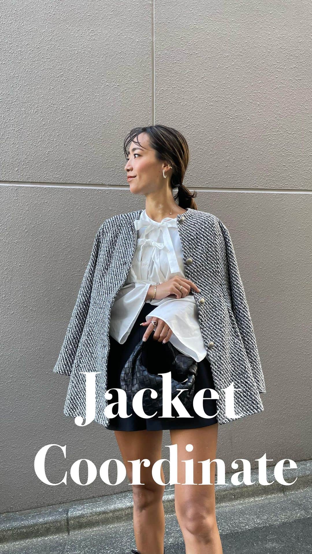 のインスタグラム：「Jacket CODE🖤  @reedit_official のペプラムジャケットを主役にコーディネート♡  ほんのりAラインのシルエットが抜群にスタイルアップ✨  ツイードのお素材もとっても高見えで高級感があります🖤 ホワイトデニムでカジュアルに合わせても可愛いなぁ〜なーんて妄想✨  こういうジャケットが今時期は1番使えるんだよね🥰🫶  とりあえず脚が黒すぎて煎餅🍘現象が始まっています、笑 醤油煎餅の色だね、笑  #pr #リエディ #reedit #リエディスタ #ジャケットコーデ #ペプラムジャケット #アウターコーデ #ツイードジャケット #大人カジュアルコーデ #シンプルコーデ #ブラウスコーデ #サイドゴアブーツ #秋服コーデ #秋先取りコーデ #30代コーデ #30代ファッション #あゆまむコーデ #大人かわいい #甘めコーデ」