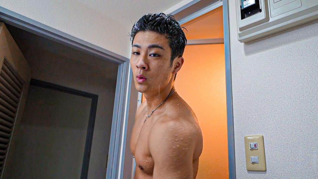 なーすけのインスタグラム：「最近コールドシャワーを続けてます 冷たい水にも慣れてきて、浴び終わると朝からすごい気持ちいいです！！ 1分くらい足元から全身にかけて浴びるだけ！ 寝癖も治るし一石二鳥！」
