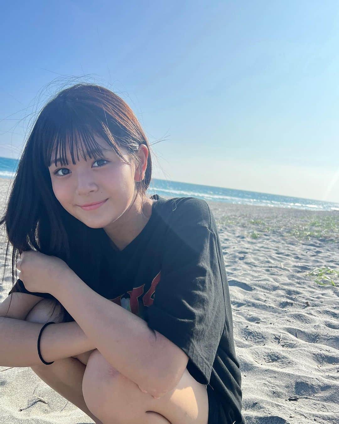 伊與田綾音のインスタグラム：「もう夏終わりかな？最近肌寒くなってきたよね🍃 夏を感じに海に行ってきたよ！ この日はまだまだ暑くて、長時間いなかったけど日焼けした〜🥹😂」