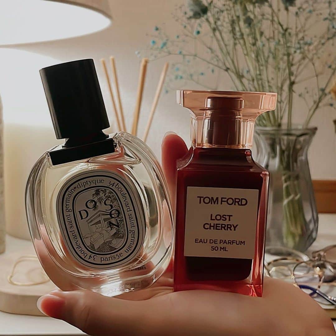 塩野響子のインスタグラム：「⠀ 秋・冬のスタメンさん*. ° ⠀ ニット着てこの香水つけるの♡♡♡ ⠀ ⠀ ⠀ #diptyque #tomford #perfume #fashion  #ディプティック #トムフォード #香水  ⠀」