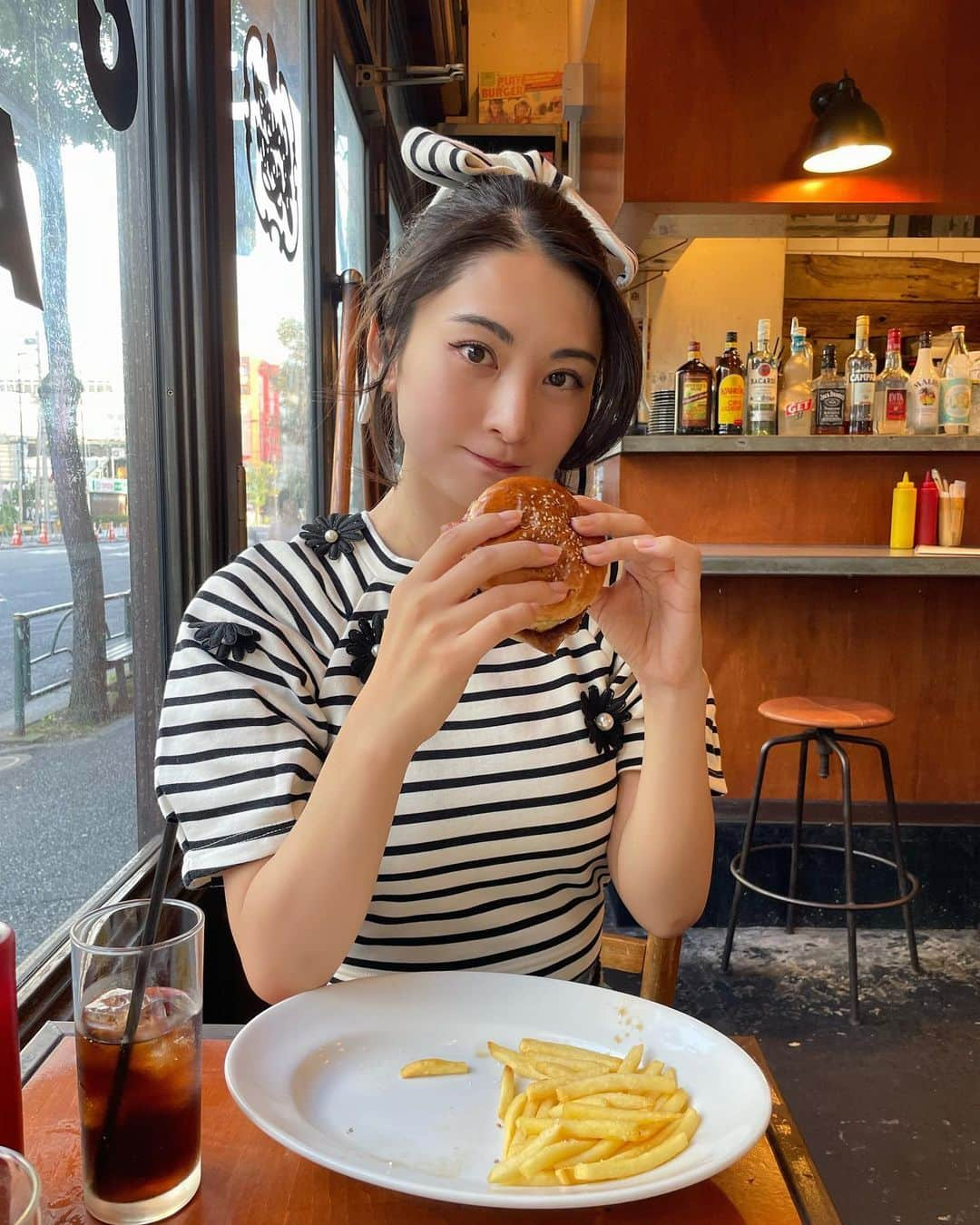 繭さんのインスタグラム写真 - (繭Instagram)「ㅤㅤㅤ ㅤㅤㅤ 中目黒にあるゴールデンブラウン🍔 こちら「世界のレストラン BEST 50」に ハンバーガー店で唯一選ばれたお店なんです😳  1枚1枚お店で手作りしている ジューシーな100%ビーフパティがはさまれた ゴールデンブラウンバーガーをいただきました🤤 他にもマッシュルームやスモークチーズが入っていて 食べ応え抜群でめちゃくちゃ美味しかったです🥲✨  個人的にコーラが瓶なのも最高でした🥹❤️  お洋服は @miss_me_by_chaling だよ🤍🤍 @saaya.xoxo のお洋服本当可愛くて天才👼  #goldenbrown中目黒 #中目黒ランチ #中目黒ハンバーガー #中目黒グルメ #池尻大橋グルメ #PR」9月26日 19時07分 - mayumayu1008