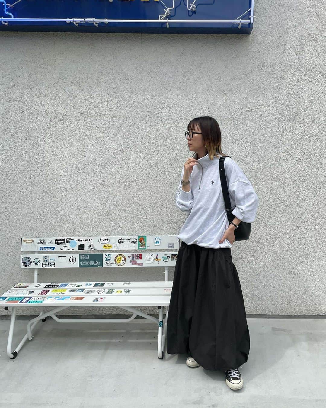 のインスタグラム：「2023/09/26  .  今日は運動会の予備日だったので お家でゴロゴロ〜ゴロゴロ〜笑 娘は毎日朝練で私が眠いので 今日はしっかりお昼寝😴笑  .  @wego_zozo  🏷U.S.POLO ASSN.別注ハーフZIPプルオーバー  一昨年？ぐらいから流行りだした ハーフジップ。 定番になってきたね！ ネックが高すぎないから閉めて着るのが好み🥰 このオーバーシルエットもすきだな〜❤️ WEGOのアイテムは基本娘と共有出来るから嬉しい✨  . .  #pr #wego #wego_ootd」