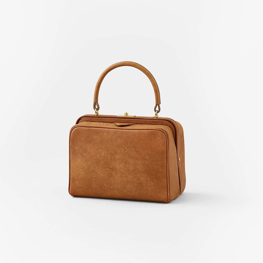 のインスタグラム：「・ Gamaguchi Bag  パチンという音で瞬時に口を開き、次のパチンという音で口を閉じる。まるで何事もなかったように。機能的でありながら、秘匿性を感じるミステリアスな様式――「ガマ口」。clasp purse bag 、kiss lock bag、doctor’s bagと様々な愛称をもつガマ口バッグですが、A&Sでは実に偏愛的にガマ口バッグを作り続けています。  WEBサイトにて、今シーズンの新作をご紹介しています。ぜひご覧ください。  @arts_and_science  詳細はWEBサイトにてご覧いただけます。プロフィールのURLからご覧ください。 For more details, tap the link in our bio.  入荷日はアイテムにより異なります。商品についてのお問い合わせは店舗、またはWEBサイトのコンタクトフォームよりご連絡ください。 Launch dates will vary per item. For item requests and direct mail orders, please contact our shops directly or use our contact form from our official web page.  #artsandscience #artsandscienceaoyama #artsandsciencemarunouchi #artsandsciencekyoto #andshopkyoto #artsandsciencefukuoka」
