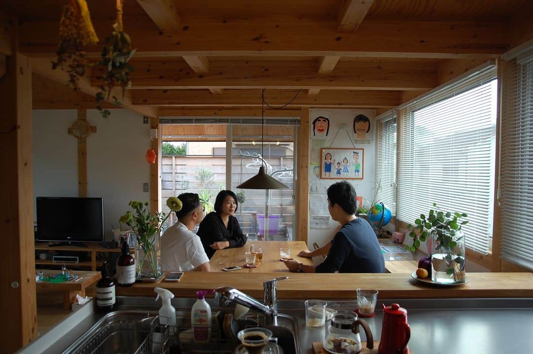 田中工務店／大阪／木の家さんのインスタグラム写真 - (田中工務店／大阪／木の家Instagram)「. ずっと記憶に残る家。  一度お邪魔させてもらっただけなのに あのお家良かったなあと、 思い起こされるほどとてもいい家と素敵な暮らし。  #tanakakomuten_kurashi   すべての人に、豊かな人生を。 @tanaka.komuten は、大切な人との豊かな時間という価値を、設計士とつくる木の家づくりを通してお客様にお届けしたい、大阪北摂・吹田市にある工務店です。ぜひフォローください🤲🏻✨  誰も教えてくれない『住まいのレシピ』をメルマガ📮で好評発信中。詳細は @sumai.no.recipe をご覧ください。  #工務店がつくる家 #家づくり記録 #家づくりアイデア #暮らしの記録 #田舎暮らし #木の家 #家づくり記録 #家づくりアイデア #暮らしの記録 #田舎暮らし #育児日記 #北摂ママ #ベビスタグラム #部屋作り #おうちづくり #注文住宅 #大阪注文住宅 #新築 #マイホーム #マイホーム ＃interior #インテリア #子どものいる暮らし #子どものいる生活 #子どもと暮らす  @hokusetsu_camp 絶賛応援中 北摂でキャンプをしよう🏕✨」9月26日 19時00分 - tanaka.komuten