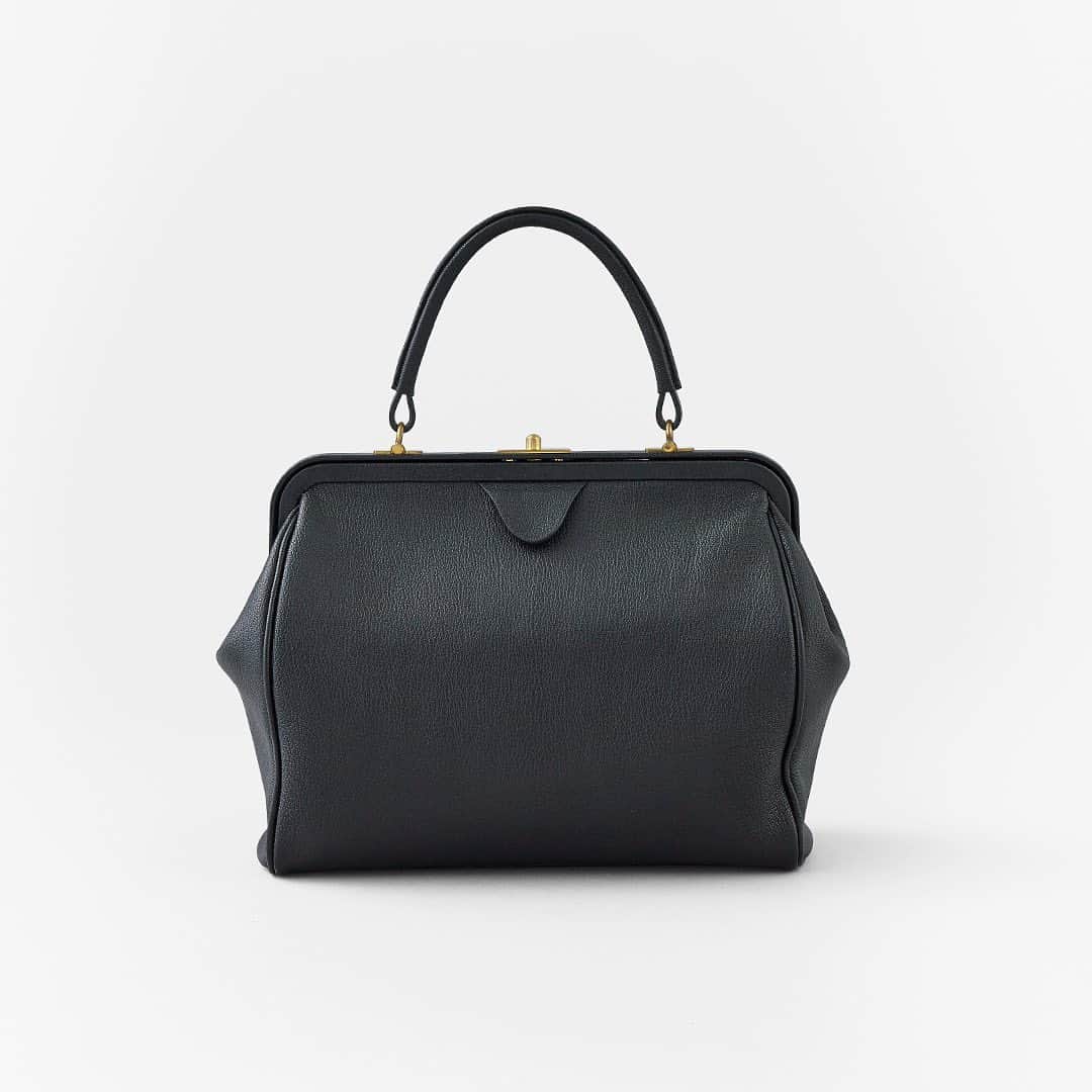 のインスタグラム：「・ Gamaguchi Bag  パチンという音で瞬時に口を開き、次のパチンという音で口を閉じる。まるで何事もなかったように。機能的でありながら、秘匿性を感じるミステリアスな様式――「ガマ口」。clasp purse bag 、kiss lock bag、doctor’s bagと様々な愛称をもつガマ口バッグですが、A&Sでは実に偏愛的にガマ口バッグを作り続けています。  WEBサイトにて、今シーズンの新作をご紹介しています。ぜひご覧ください。  @arts_and_science  詳細はWEBサイトにてご覧いただけます。プロフィールのURLからご覧ください。 For more details, tap the link in our bio.  入荷日はアイテムにより異なります。商品についてのお問い合わせは店舗、またはWEBサイトのコンタクトフォームよりご連絡ください。 Launch dates will vary per item. For item requests and direct mail orders, please contact our shops directly or use our contact form from our official web page.  #artsandscience #artsandscienceaoyama #artsandsciencemarunouchi #artsandsciencekyoto #andshopkyoto #artsandsciencefukuoka」