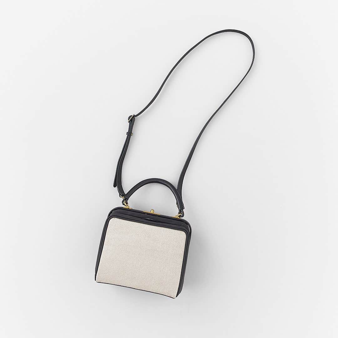 のインスタグラム：「・ Gamaguchi Bag  パチンという音で瞬時に口を開き、次のパチンという音で口を閉じる。まるで何事もなかったように。機能的でありながら、秘匿性を感じるミステリアスな様式――「ガマ口」。clasp purse bag 、kiss lock bag、doctor’s bagと様々な愛称をもつガマ口バッグですが、A&Sでは実に偏愛的にガマ口バッグを作り続けています。  WEBサイトにて、今シーズンの新作をご紹介しています。ぜひご覧ください。  @arts_and_science  詳細はWEBサイトにてご覧いただけます。プロフィールのURLからご覧ください。 For more details, tap the link in our bio.  入荷日はアイテムにより異なります。商品についてのお問い合わせは店舗、またはWEBサイトのコンタクトフォームよりご連絡ください。 Launch dates will vary per item. For item requests and direct mail orders, please contact our shops directly or use our contact form from our official web page.  #artsandscience #artsandscienceaoyama #artsandsciencemarunouchi #artsandsciencekyoto #andshopkyoto #artsandsciencefukuoka」
