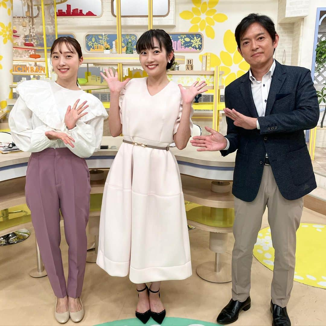 松本亜美のインスタグラム：「今日も新潟一番をご覧いただきありがとうございました😊 日高アナが夏休みのため火曜日のスタジオを担当しました！  久しぶりに鍵冨先生の夕方レシピをいただきました😋 鶏梅にゅうめんはほっこりする出汁の味に爽やかな梅の酸味が絶妙！つるんとした口当たりの鶏は食べ応えがあり、胡椒のスパイシーさも効いていました✨  珍しい3ショットが撮れました📸 普段のデスクは横並びの3人ですが、スタジオで揃うのは珍しいのです。  放送終了後は記念撮影みたいになりました☀️  #teny #テレビ新潟  #夕方ワイド新潟一番  #スタジオ #MC #司会 #代打  #火曜日 #お邪魔しました  #鍵冨茂先生 #新潟調理師専門学校  #本を出版されました #アナウンサー  #須山司アナウンサー  #西辻未侑アナウンサー  #松本亜美  #衣装が可愛かったです #似合っていると言われ喜んだ松本でした」