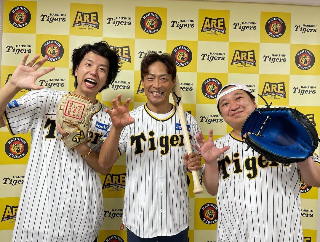 阪神タイガースさんのインスタグラム写真 - (阪神タイガースInstagram)「今日の試合前には#ニッポンの社長 のおふたりがファーストピッチを行い、#桧山進次郎 さんとの対決で甲子園球場を沸かせました！『ニッポンの社長』さんは、タイガースを題材にした漫才大会『虎-1グランプリ』の年間チャンピオンに輝きました！ #ニッポンの社長  #虎1グランプリ  #阪神タイガース #ARE」9月26日 19時02分 - hanshintigers_official