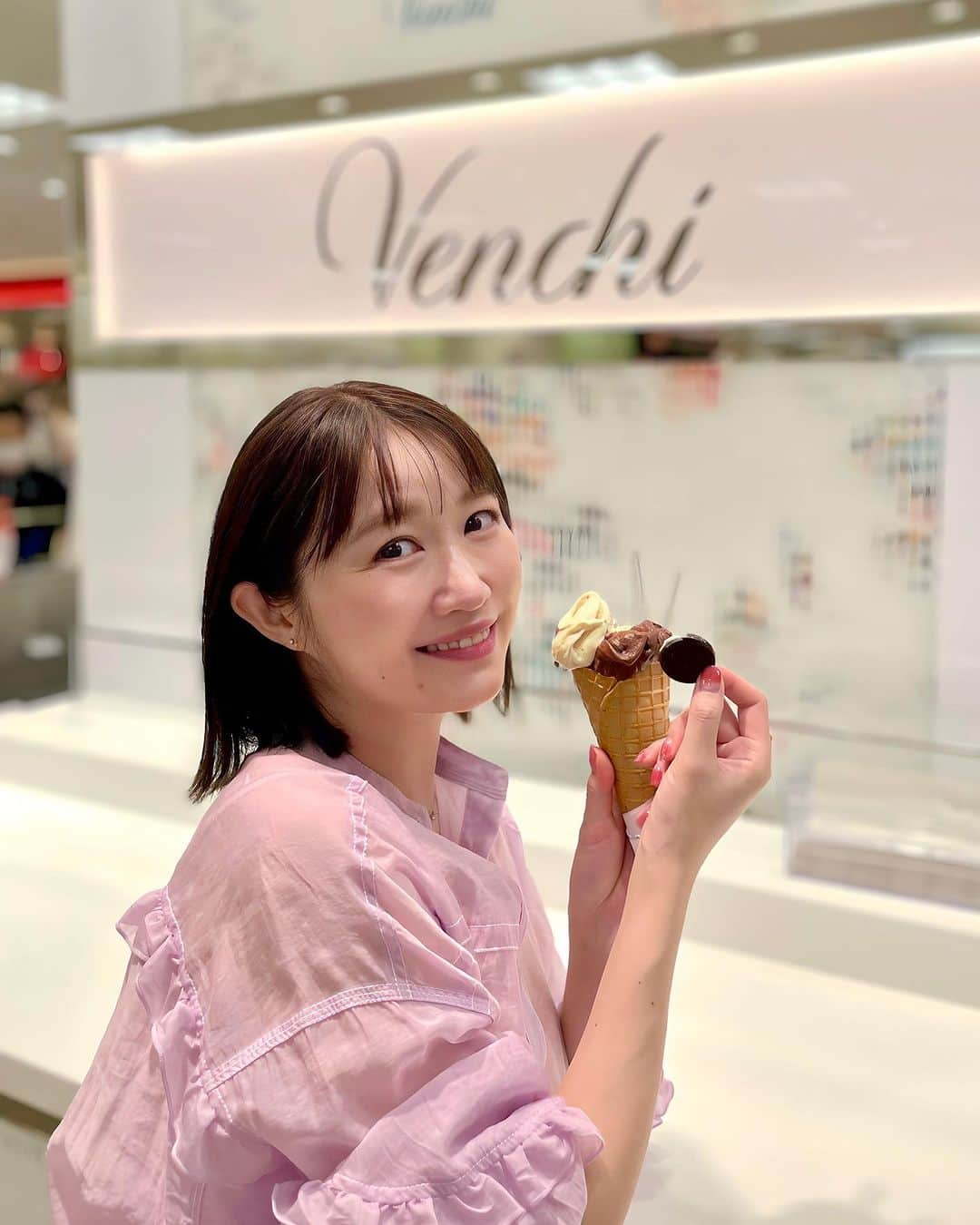 浦野一美のインスタグラム：「#🍨  Venchiのジェラートを食べようね~ とマイラブさんと約束してから 通る度、 毎回の行列に心折れていましたが 穴場を見つけて- ̗̀ 🕳 ̖́- やっとヴェンキデビューできました♡  フレーバーは 🍨チョコビア 75% 🍨マスカルポーネ＆キャラメライズド フィグ 🍨ピスタチオ  凄く濃厚で美味しかった♡ また食べたいᵕ̈*  #Venchi #ヴェンキ #ジェラート #東京スイーツ #チョコレート#妊娠 #妊娠中 #妊娠後期 #プレママ #初マタ #初マタニティ #高齢出産 #高齢出産で初産 #高齢妊婦 #マタニティライフ #maternityCinDy」