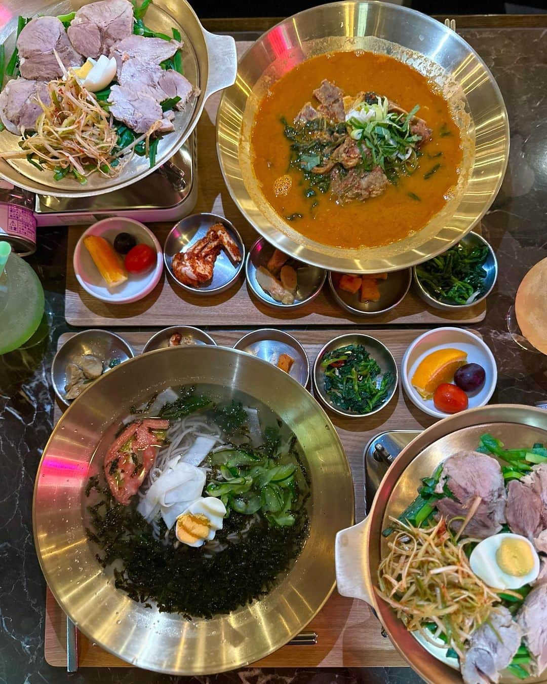 黒田麻理耶さんのインスタグラム写真 - (黒田麻理耶Instagram)「🍜🐷🥢 . 新大久保にあるサムギョプサル食べ放題が人気の 「プングム フレッシュ店(@pungumufresh)」が メニューも一新して完全リニューアルオープンしたよ🎊 19種類の韓国麺料理パプサンを中心とした 種類豊富なセット料理が楽しめます🥰 . メインの麺は19種類、選べるサイドメニューは4種類、 どれにするか悩みに悩んだ結果…コチラをオーダー💁‍♀️ . ■カムジャタンカルグクス＋スユク (2,090円) □冷マッククス＋スユク (1,990円) . カルグクス＝小麦粉で作った麺、 マッククス＝蕎麦粉で作った麺なんだけど 想像以上のボリュームでかなり食べ応え抜群👏 . それなのに欲張っちゃって、 カンナサムギョプサルセット(1,640円／1人前)も注文🐷 もちろんお肉はお店の方が焼いてくれるんだけど、 サンチュやえごまの葉、ネギキムチやカクテキなどは カウンターで好きなだけ取れるセルフタイプ🥬 えごまの葉が大好きだから沢山食べられて嬉しかった😋 . 韓国麺料理の他にも好きな物を1品ずつ選べる 1＋1ランチセットもあるし、とにかく種類が豊富❣️ 店内もとってもおしゃれで映える空間だった😍🌿✨ . 美味しかったーー🩷 やっぱりプングム系列好きだなぁ〜☺️ . #プングムフレッシュ店  #プングム  #新大久保 #新大久保ランチ  #新大久保グルメ #新大久保韓国料理 #新大久保おすすめ  #韓国料理  #pr  #mariyagourmet」9月26日 19時03分 - mariya_kuroda