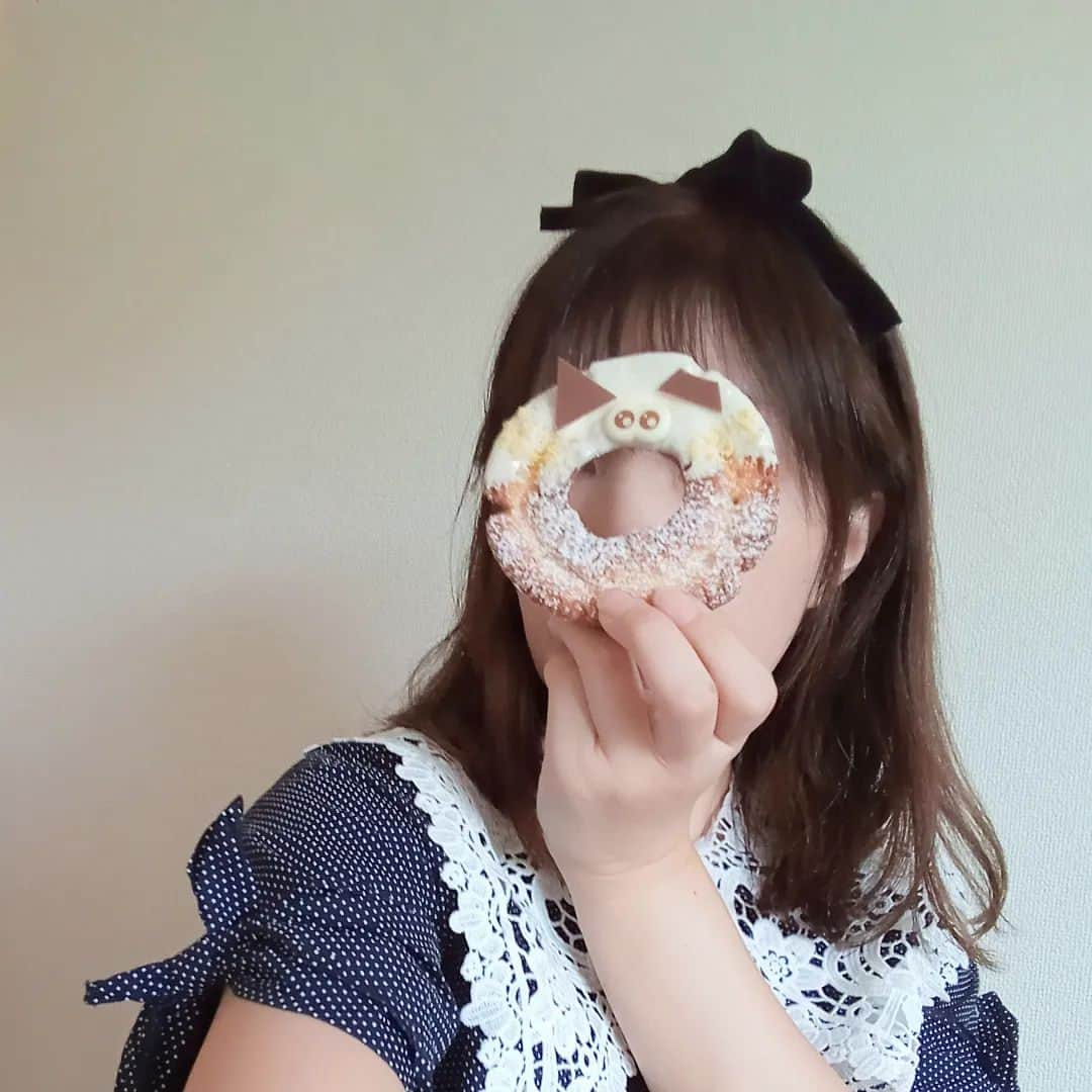 sweet_strawberryさんのインスタグラム写真 - (sweet_strawberryInstagram)「🍩😈【#ミスドハロウィン 】🎃#ミスタードーナツ 🍩可愛くて美味しい🎵 😈持って帰ったら、片耳折れちゃった😂 いつもこの時期、私の中で今年もあと、ハロウィンとクリスマスとそわそわ気忙しい気分になる師走·大晦日が終われば今年も終わるなと想いを馳せる。 · #ハロウィンスイーツ#いいことあるぞミスタードーナツ#推しド総選挙2023#デコスイーツ#ドーナツ#穴#日常写真#なんでもない日常に物語を#顔隠し#カメラ部#レンズ越しの私の世界」9月26日 19時15分 - sweet_strawberry