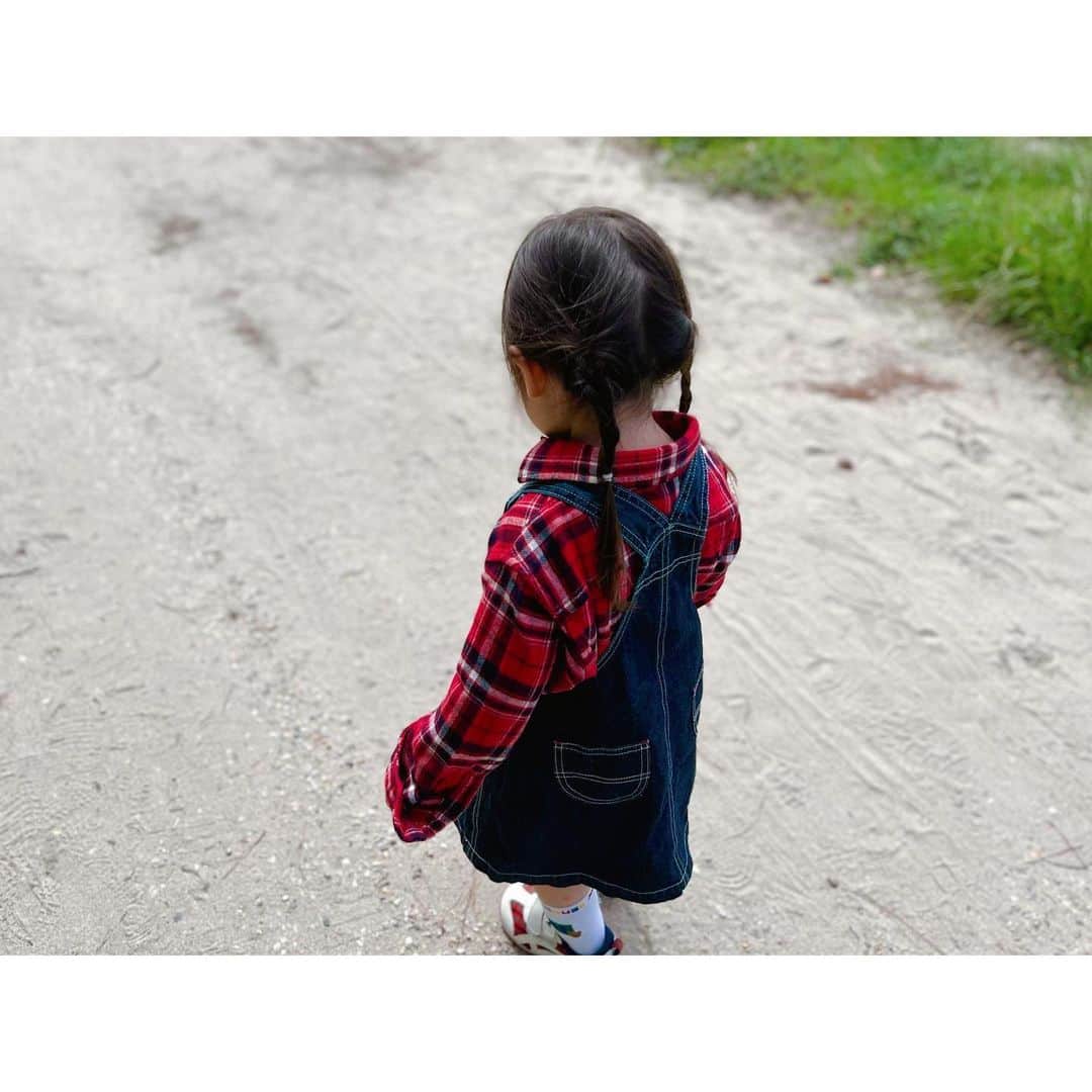 徳山沙季さんのインスタグラム写真 - (徳山沙季Instagram)「. @uniqlo_jp のフランネルチェックシャツでリンクコーデ｡:*  毎年買い足しているフランネルチェックシャツですが ようやくキッズの100cmサイズを娘が着られるようになり リンクコーデが実現ᵕ̈*  . シャツに合わせたのは娘も私もそれぞれデニムです✳︎ 赤が好きなので可愛い～と喜んでくれました/ 腰巻きや肩掛けにも挑戦たいなᐖ . . @uniqlo_jp #PR #フランネルチェックシャツ #フランネルシャツ #ユニクロシャツアレンジ #uniqlo2023FW #ユニクロキッズ #UNIQLOキッズ #リンクコーデ　#親子コーデ #女の子ママ　#姉妹ママ #ママコーデ #プチプラコーデ #カジュアルコーデ」9月26日 19時16分 - saki.whitesnow