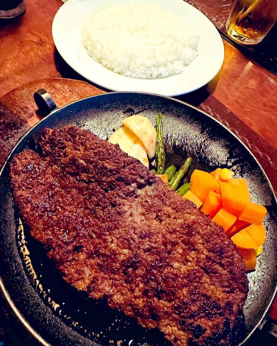 美川憲二さんのインスタグラム写真 - (美川憲二Instagram)「札幌で、ハンバーグディナーよ〜😋🍴✨✨✨✨✨✨✨  仲良し　倖田未來さんと一緒に😊⤴️⤴️  老舗ハンバーグレストラン「ジャッキー・ペッパー」さんにお邪魔して🚗💨💨  美味しい、ハンバーグをいただきりんこ‼️😋👍👍👍  久しぶりに　食べたけど、ジャッキーペッパーさんのハンバーグも　札幌グルメとして、かなりオススメよ〜🥰💕💕💕💕  ジャッキーペッパー‼️  ジャッキーペッパー‼️  それそれ〜😃😋🍴⤴️⤴️ #ジャッキーペッパー #札幌グルメ #ハンバーグディナー #かなり美味しい #美川憲一 #美川憲二 #倖田來未 #倖田未來  #ものまね #女子会ディナー #それそれー」9月26日 19時08分 - mikawakenji