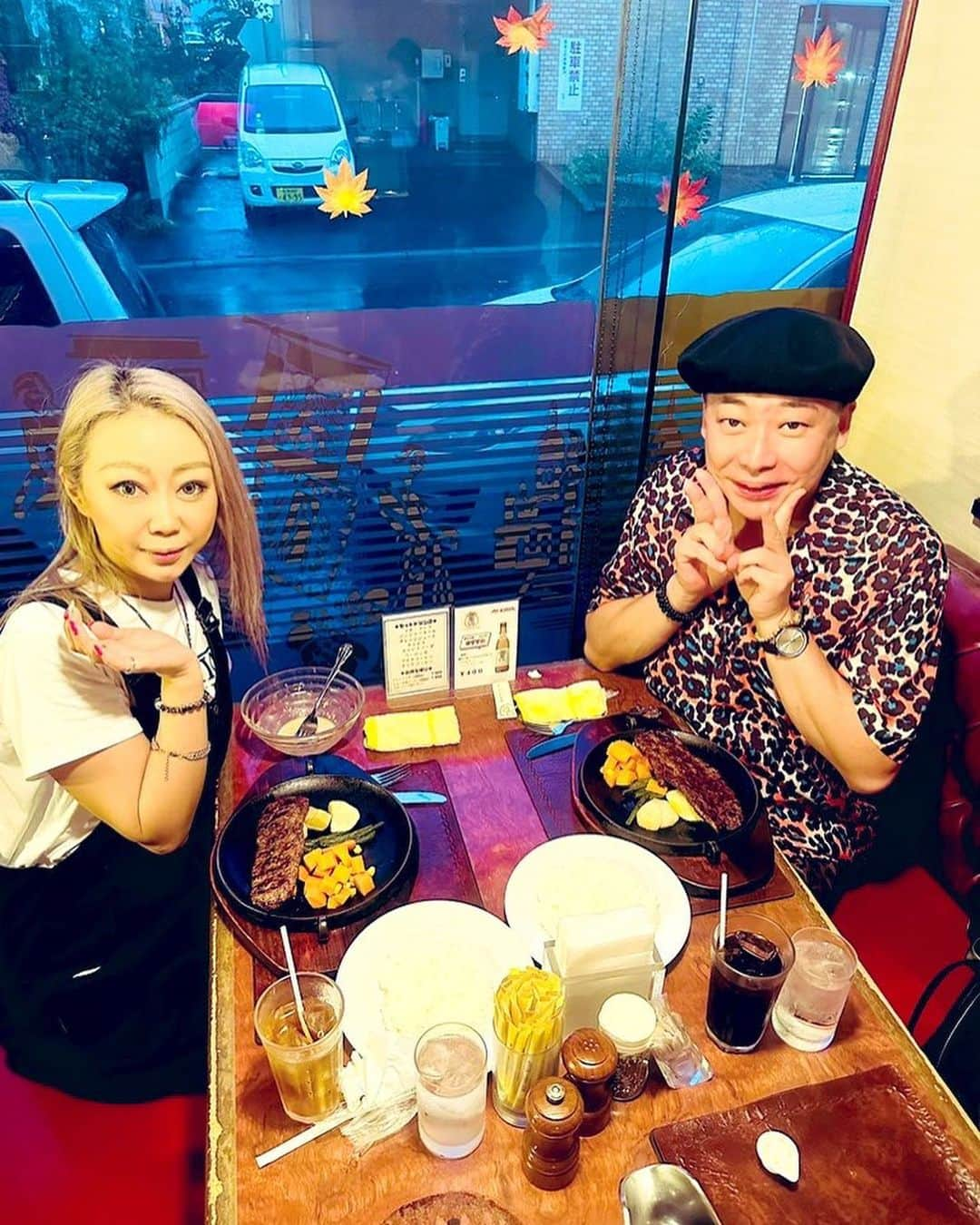 美川憲二さんのインスタグラム写真 - (美川憲二Instagram)「札幌で、ハンバーグディナーよ〜😋🍴✨✨✨✨✨✨✨  仲良し　倖田未來さんと一緒に😊⤴️⤴️  老舗ハンバーグレストラン「ジャッキー・ペッパー」さんにお邪魔して🚗💨💨  美味しい、ハンバーグをいただきりんこ‼️😋👍👍👍  久しぶりに　食べたけど、ジャッキーペッパーさんのハンバーグも　札幌グルメとして、かなりオススメよ〜🥰💕💕💕💕  ジャッキーペッパー‼️  ジャッキーペッパー‼️  それそれ〜😃😋🍴⤴️⤴️ #ジャッキーペッパー #札幌グルメ #ハンバーグディナー #かなり美味しい #美川憲一 #美川憲二 #倖田來未 #倖田未來  #ものまね #女子会ディナー #それそれー」9月26日 19時08分 - mikawakenji