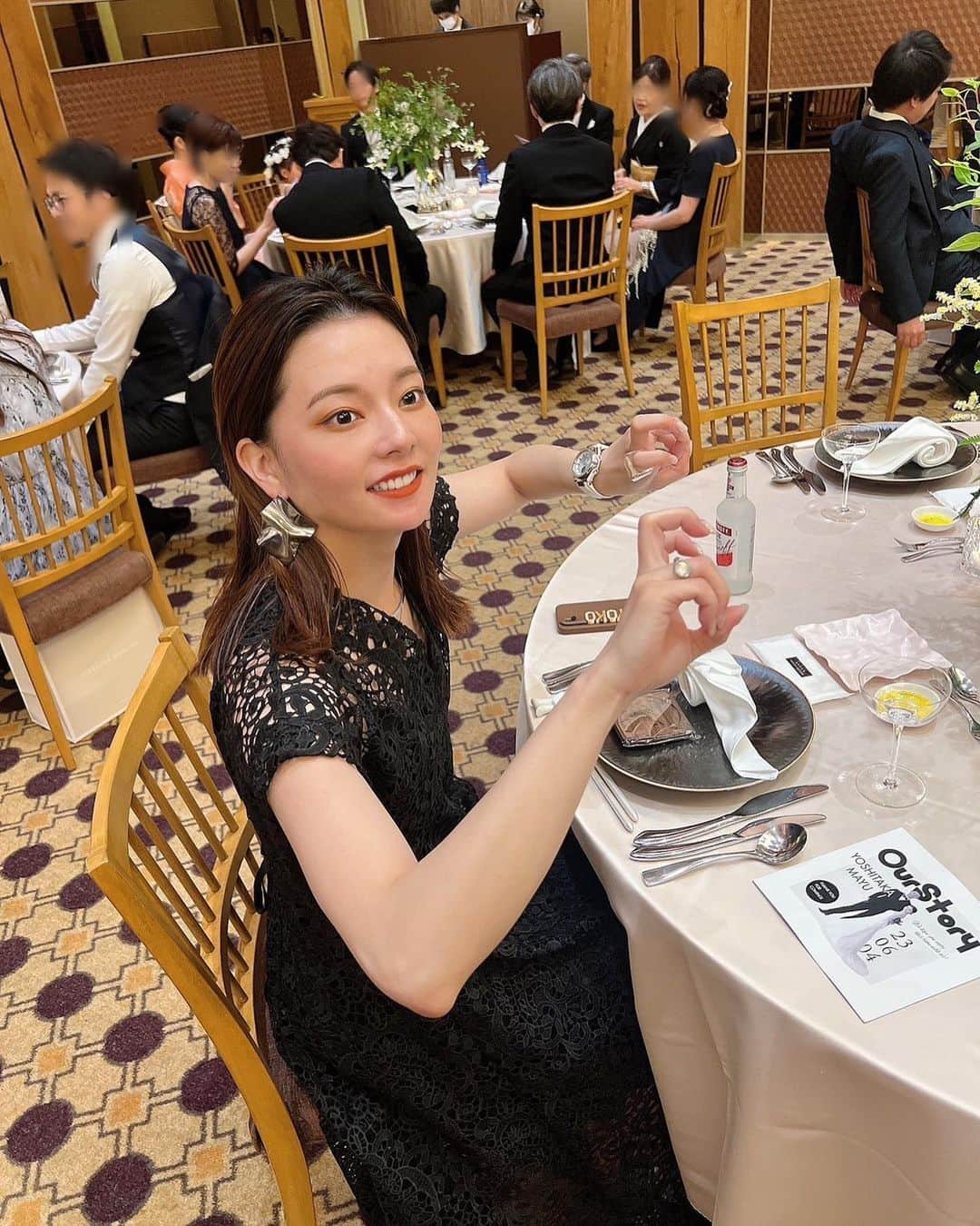 小濱庸子のインスタグラム：「かなりの時間差投稿ですが… 大大大好きなまゆぽこの結婚式をだーい好きなメンバーでお祝いできたしあわせだぁ🥂な写真📷 まゆの青いドレス姿👗が天使すぎて👼🤍おめでとう🤍  よくこの緩んだ顔してるよなー、わたし。  お呼ばれドレスはAmeri @amerivintage  オールバックでピシッと🙆‍♀️✨ #お呼ばれコーデ #オールバック #おめでとう #love #ブラックコーデ #幸せ #wedding #ドレス  #ゆるみきった顔 #いつめん」