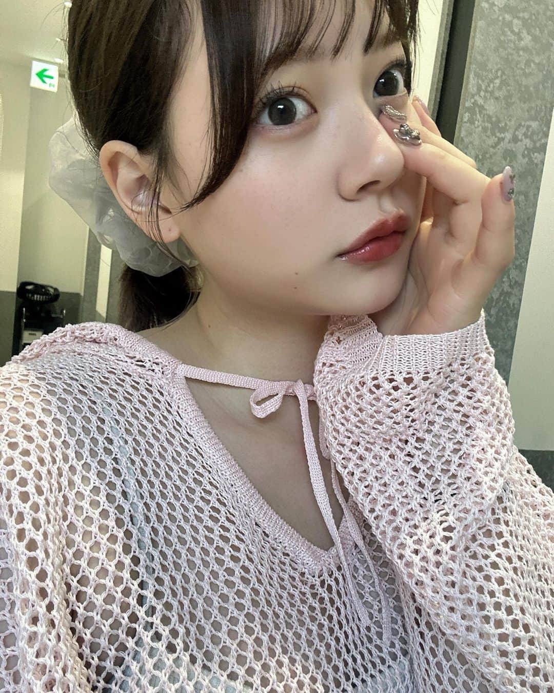 のインスタグラム：「もえかさん @unelimit_moeka に 今回も招待してもらってハーブピーリング！🌿 速攻でニキビ跡とか小さいプツプツ気にならなくなるから 正直痛いけどおすすめでしかない😻 肌のくすみもなくなるのもすき🫶🏻  まつげと眉毛は、はなよさん @une_fleur_hanay  毎回ギャンギャンに上げてくれて 眉毛めっちゃきれいにしてくれるからかかせません😮‍💨♡  どちらも1年くらい行かせてもらってるけど本当毎回満足…🫶🏻」