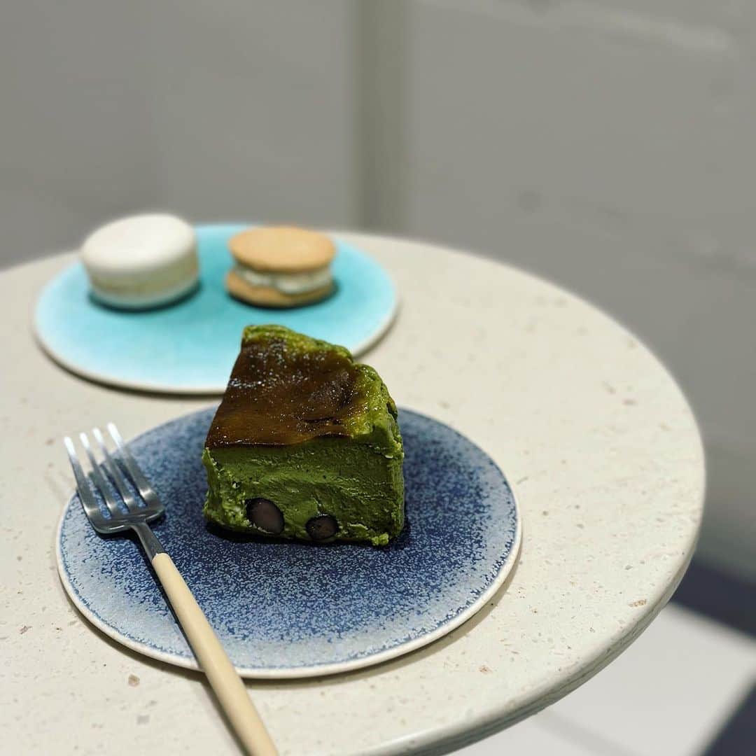 岩崎裕美さんのインスタグラム写真 - (岩崎裕美Instagram)「2023.9 @parlornishimura  ⚫︎無花果のカタラーナ ⚫︎抹茶のバスクチーズケーキ(黒豆入り♡) ⚫︎バニラのマカロン ⚫︎バターサンド ⚫︎クレープシュゼット  みんなでシェアして食べたら色々食べられるからそれが良いよね。  やはりどれ食べても…美味しい。好き。  夜な夜な行けるカフェって嬉しい。  完全に食べ過ぎた日😇  食べ過ぎる日々を過ごしていたので今は少し生活改善強化月間送ってます😂  みんなで楽しむ時は食べるけどね！ メリハリつけて過ごそ」9月26日 19時10分 - hiromi_iwasaki
