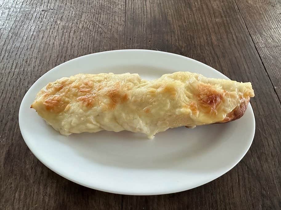 栗原友さんのインスタグラム写真 - (栗原友Instagram)「【クリトモ商店】シーフードグラタンパンが発売になりました。 ホタテとイカがたっぷり入ったホワイトソースにチーズがどっさり！ 電子レンジ、または自然解凍した後、必ずトースターで焼いてくださいね。 @kuritomo_shouten  @tsukijiotoriyose  のプロフィールから通販サイトに飛べます。」9月26日 19時11分 - kuri__tomo