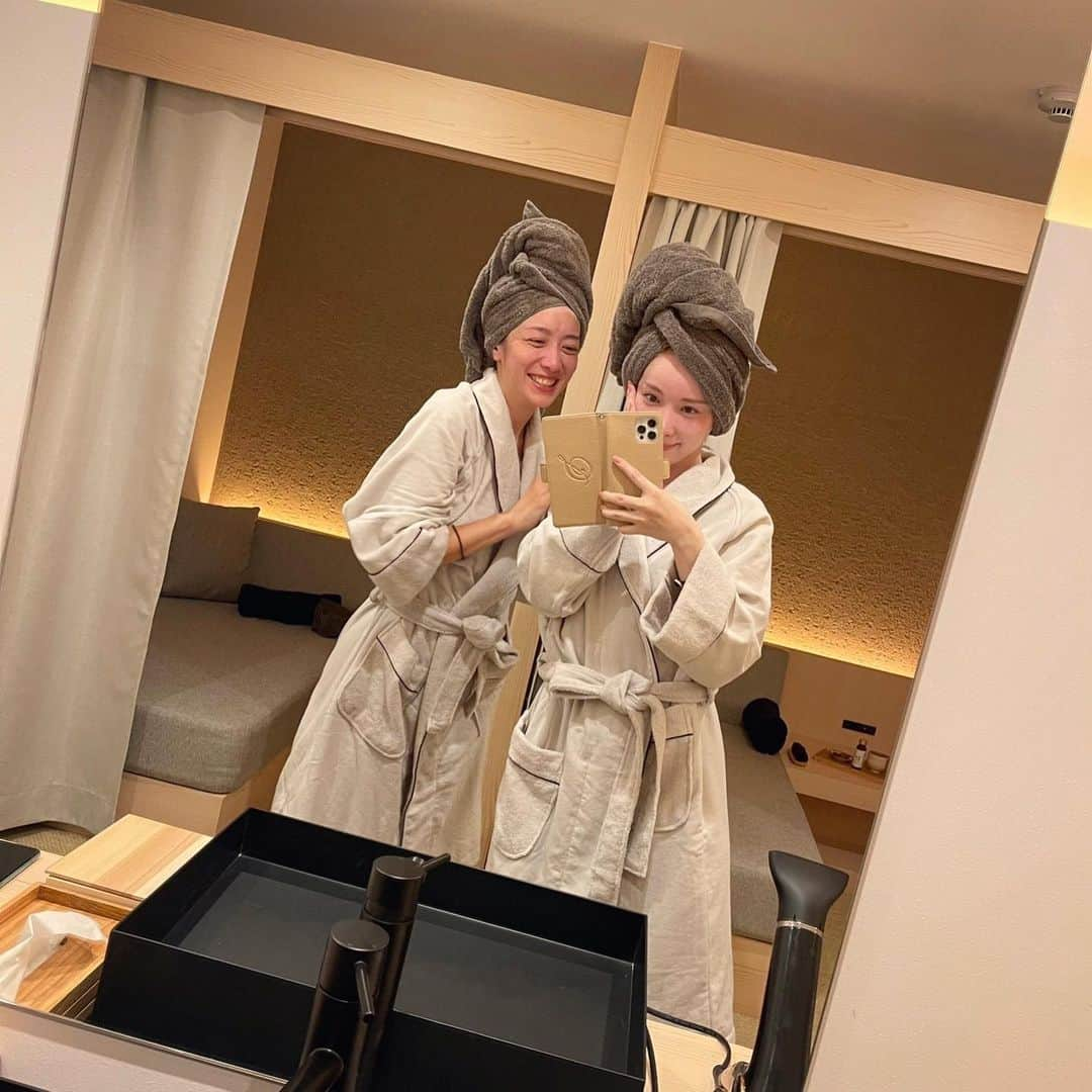 我謝レイラニのインスタグラム：「旅行の写真があともーちょっとあるんだけど、少し休憩して‥ @plievesaki と酵素浴にいったときの写真達を(*´罒`*) 中に入ってるのはたった15分なのに‥身体の芯から温まるし、最高だったよ！！自然の力で発酵して温まるって凄いよね(* ˘ ᵕ ˘*)カラダも顔もパックしたから出てからの化粧のノリと触り心地が最高すぎた✨ #えん #えん発酵温熱木浴 #えん発酵温熱木浴神楽坂店 #酵素浴 #身体にいいことしたい #お肌ツルツル #お肌ピカピカ」