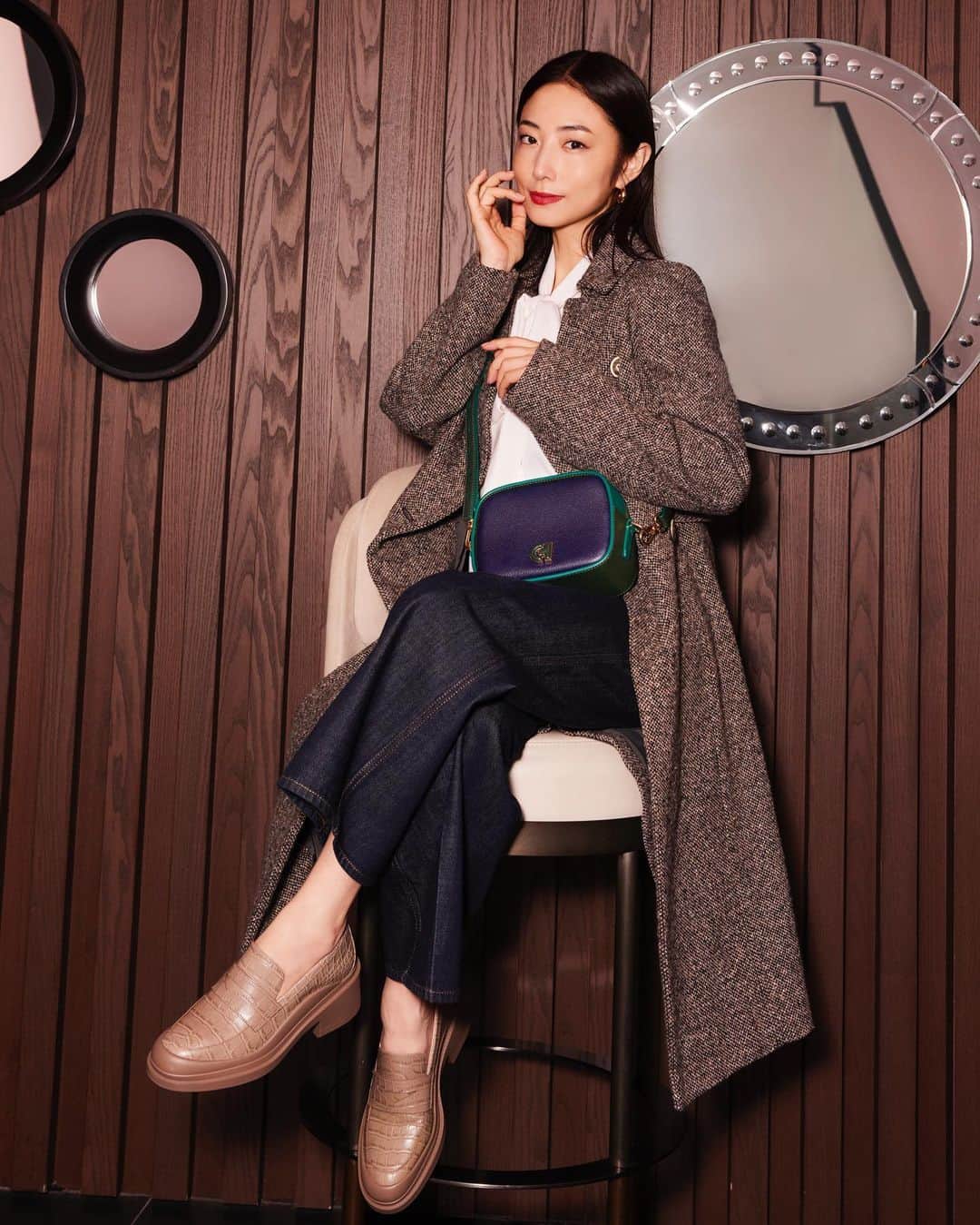 COLE HAAN JAPANさんのインスタグラム写真 - (COLE HAAN JAPANInstagram)「「自分で制限をかけない」。  バイタリティ溢れるMEGUMIさんが 自身を突き動かす原動力の秘訣として掲げている信念です。  前のめりな気持ちで、どんどん面白がって想いを叶えていきたい、 と語る彼女のスタイルは多様でありながら常に一貫している軸があります。  信頼できる機能性とエレガンスの両面を併せ持つ コール ハーンもまた時代を超え、 進化し続けアクティブに活躍する人々を足元からサポートしていきます。  👡 ウェスタリー スリッポン ローファー ￥40,700-  👜 クロスボディー カメラバッグ ￥33,000-  MEGUMIさん @megumi1818 が魅せる、 23Fall Collectionは公式サイトで公開中！ @colehaanjapan  #ColeHaan #コールハーン #MEGUMIさん #秋冬ファッション #秋冬シューズ #秋冬バッグ」9月26日 19時14分 - colehaanjapan