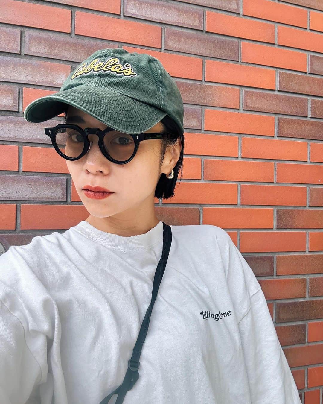 忍舞のインスタグラム：「古着の帽子🧢  息子もこれ気に入ってて 欲しいってw キャップならもう少し大きくなったら共有できるね❤️  #しのぶんコーデ」