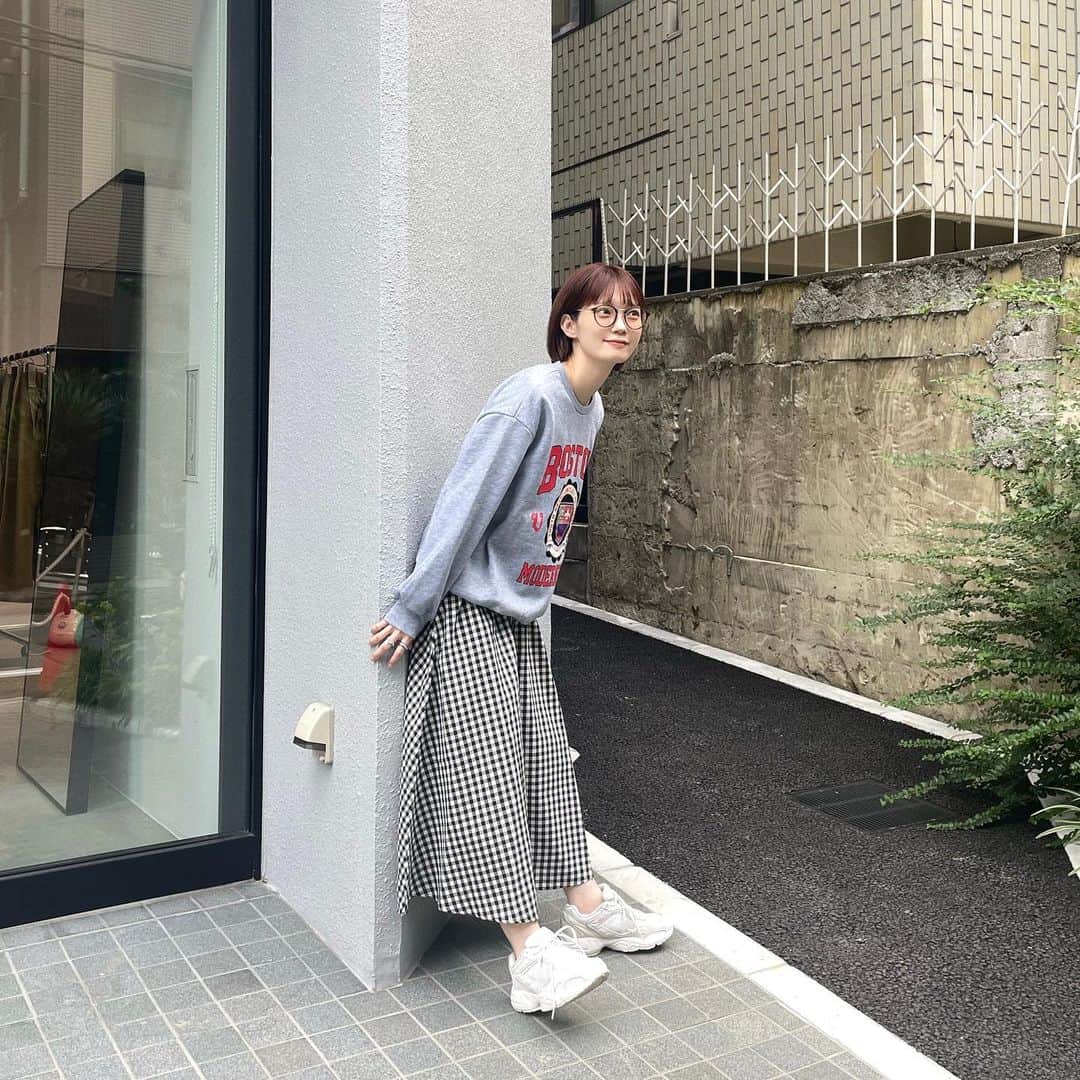 村濱遥のインスタグラム：「やっと大好きな秋〜 🍂  スウェット1枚でさらっと ラフなスタイルがすき 。笑  たまにお買い物してる SHEINさん. クーポンコード発行してくれたので 載せておくね〜〜 【23FWJP110】  tops :21408807 skirt : 21629444  #FrontRowLive #SHEINfw23 #SHEINforAll #ad」