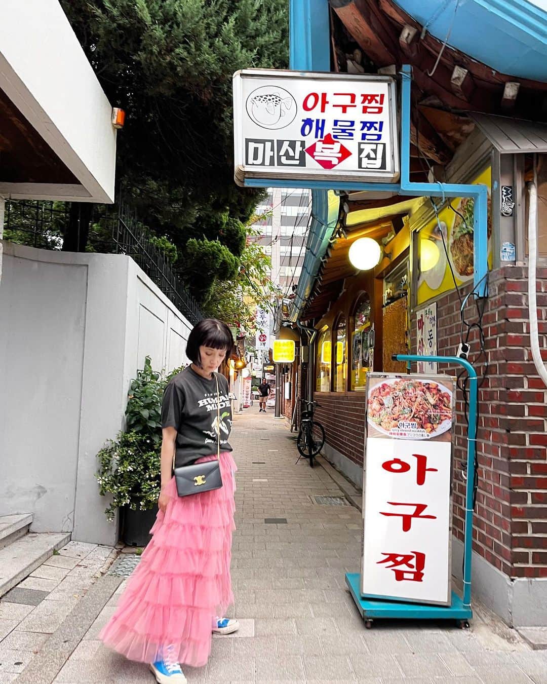千秋さんのインスタグラム写真 - (千秋Instagram)「たぶん11か12回目くらいの韓国🇰🇷  昔と比べると、最近の韓国は、ファッションもコスメもカフェも独自の路線を確立してきて、視察という意味でも行く度に収穫がある。 わたしは地下鉄やバスも乗りこなせるようになって行動範囲が増えた🚇 韓国語はさっぱりだけど、今はGoogleがある。  韓国の若いアーティスト2人とロケをしました。 番組名とオンエア日は解禁になったら書くね。  珍しく夜ごはんは両日ともハズレだったかもなー（載せてるお店は無関係です） グルメなひとに聞くか、ちゃんと自分でリサーチするか、お店に入った時の直感は正しい、と思いました。 韓国はどこでも美味しいと思ってたけど、いまいちなところもあるんだと学習。  そして、なぜいつもわたしのバッグは蓋が開いているのか説明せよ👜  #千秋旅日記 #韓国旅行 #南大門 #北村 #渡韓」9月26日 19時19分 - chiaki77777