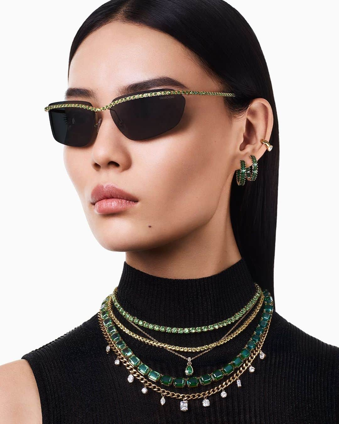 SWAROVSKIさんのインスタグラム写真 - (SWAROVSKIInstagram)「Dazzling micropavé floating bridge flows across the temple tips, our #SwarovskiEyewear reflecting the flowing layers of crystal savoir-faire in our green #SwarovskiJewelry.  #Swarovski #CrystalMetamorphosis​」9月26日 19時21分 - swarovski