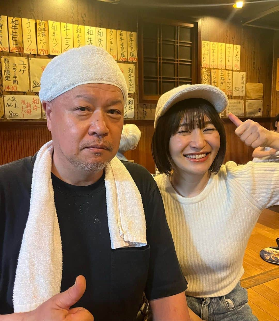 かおるやまのインスタグラム：「焼肉すっきゃねん　さんに行けました😊🎵 バチェラー5🌹の撮影から行けてなかったので、やっと大将に御礼が言えた〜😆✨  バチェラーファンの方もいらっしゃっていて、話しかけてもらえました❣️ ありがとうございました😆✨  わたしが学生の頃からずーっと大好きなお店で、ご褒美や特別な日はいつもココでした❣️❣️😊 上京したあとに久々にお店に行った時も大きくなったねーって話したりして‼️✨  ほんとにこんなに長い期間、変わらない最高の美味しさと変わらない最高の場所を提供し続けてくださる大将には感謝でいっぱいです╰(*´︶`*)╯ 大好きなお店で尊敬できる方です(*^o^*)  ママとおばあちゃんと3人でごはんも久々で おなかいっぱい　よく眠れそう〜😊✨  あっ！実は…名前を書いて来ました💫私の名前 どこにあるかわかるかな？😆  #焼肉 #百名店 #すっきゃねん #バチェラー」