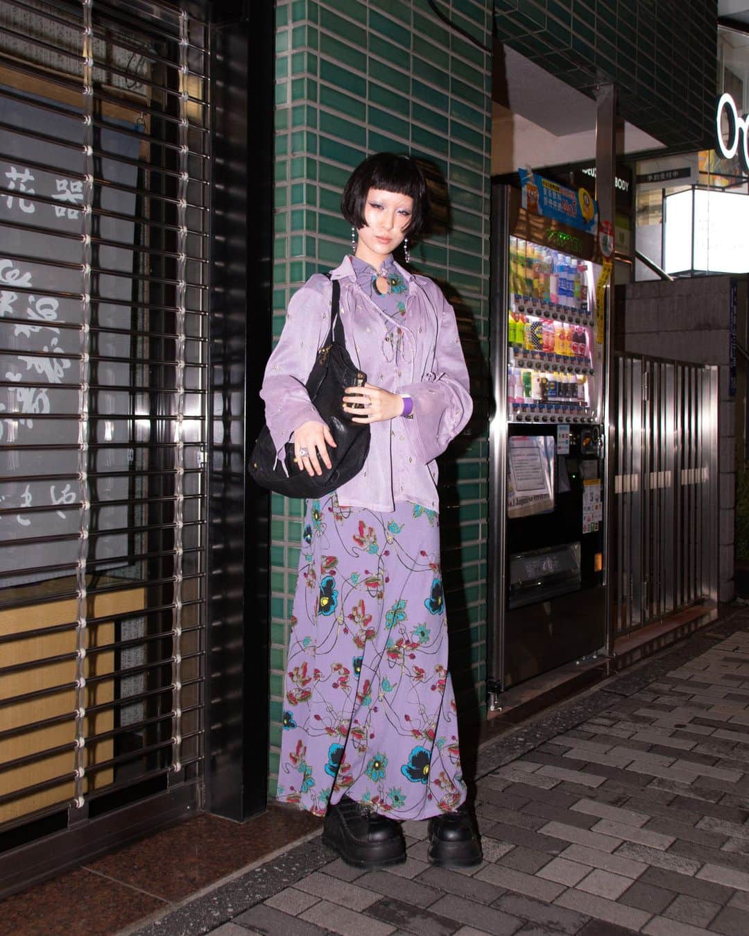 のインスタグラム：「.  リイゼン LI YIRAN(@kokorono.yume)  23歳・留学生  jacket #フーシャウト#HOoshout、 shirt&skirt  #古着 #used shoes #デモニア #demonia hand bag #アナスイエヌワイシー #annasuinyc  #fashionpress #fashionpresssnap」