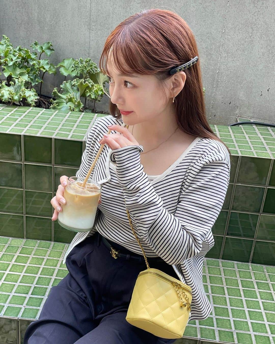 大田くるみのインスタグラム：「【お知らせ📢】  大好きな @dholic_official にて セレクトショップがオープンしました🩵  トレンドの韓国アパレルが たくさん詰まってるdholic 普段から本当に愛用してるんだけど、 （エメラルド会員とかになってる笑） 私の目線で選んだ かわいいお洋服をお届けできればなと思っています😍  ---  早速！ 着ているボーダーセットアップ  リブ生地が柔らかくて リラックスして着られるの！  ボーダーが細いから カジュアルになりすぎず、 いい塩梅で着られるのがすっごくお気に入り！🤍  カーディガンだけでも使える◎  首元が開いていて 顔周りがスッキリするのもポイント♡ （骨ストにめっちゃ大事✊笑）  ---  9/28 10:00まで オープンセールが開催されてるので この機会をお見逃しなく！  プロフィールのTOPに リンクを貼っておきます🔗 . . . #低身長コーデ #骨格ストレート #秋コーデ #低身長ファッション  #dholic」