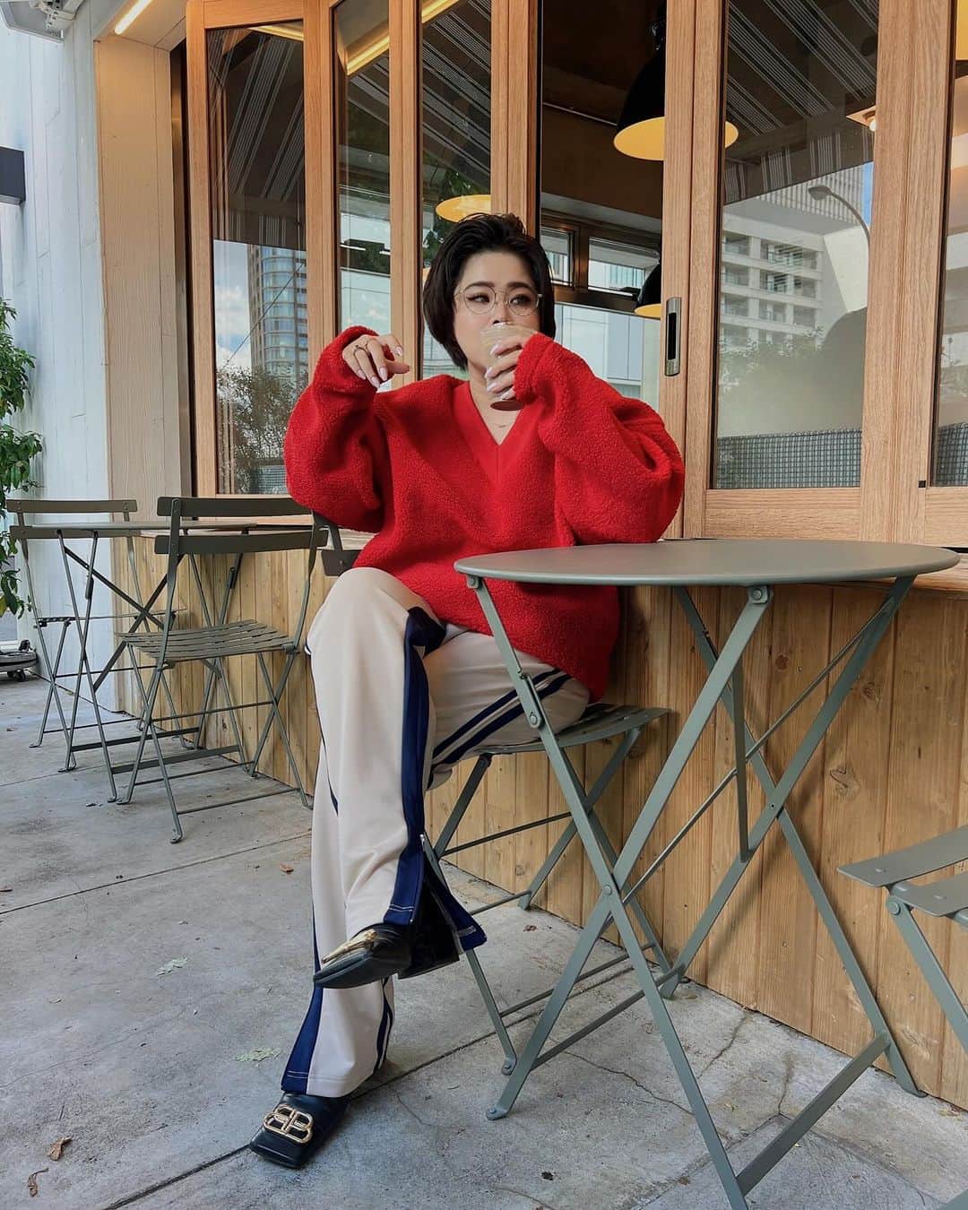 金子若菜のインスタグラム：「⠀ やっとこさ、 涼しくなってきて俺は嬉しい。 夏が本当に嫌いだにょ。  ⠀ 親方の部屋(オンラインサロン)の募集も始まり、 わくわくと不安と。 (クーポンは明日までです✋🏻)  ていうかさ、 200名以上アンケートの時にいたのに、  ん？どこいった？なんかあった？  もう俺はアンケート機能信じない😇  でも、 会員様が1人だけだとしても、 そうじゃなくても、入ってくれた方達が、 あーーー、このサロン入ってよかった、本当。 って思ってもらいたいんですよね。  皆様の何かのきっかけに このサロンが、私が、なれば嬉しいなと。  毎日毎日、俺ら本当頑張ってるのに 生きづらかったり、 うまくいかなかったり、 本当にナンセンスなことばかり。  だからこのサロンに入ってくれた方々には あ、なんか、最高じゃない？俺。って思えるように なってほしいのです。 簡単に思えて全然簡単じゃないことが多い世の中だから。  まじでお前誰だよ感、すみません笑  とにかく、一緒にぶちあげようぜ？(だせぇ)」