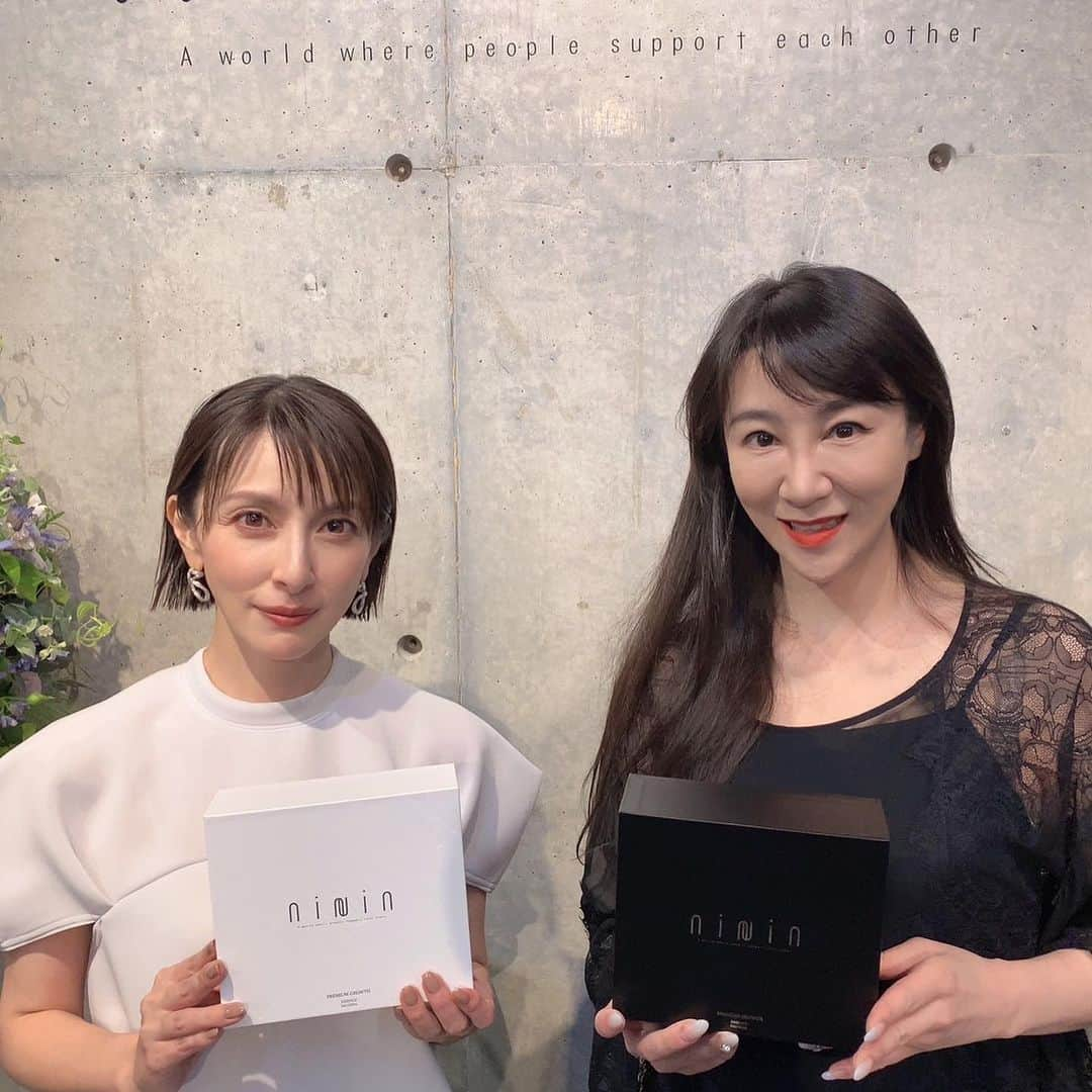 唐沢菜々江さんのインスタグラム写真 - (唐沢菜々江Instagram)「先日、奥菜恵さんプロデュースの「 ni-Nin(ニーニン)」発表会へ行ってきました❣️✨  極度のアレルギー体質で敏感肌がお悩みだった奥菜恵さんが、「自分のような肌悩みを抱えている人の力になりたい」とプロデュースした化粧品ブランドなんです☺️  とってもこだわり抜いた美容液なので、ぜひ同じ悩みをお持ちのたくさんの方に知っていただきたいです✨  奥菜恵 @megumi_okina  ni-Nin【公式】 @ni_nin.official  #奥菜恵 #ニーニン #ドクターズコスメ #美容液 #コスメ #スキンケア #銀座クラブママ #ななえママ」9月29日 20時00分 - nanae.karasawa