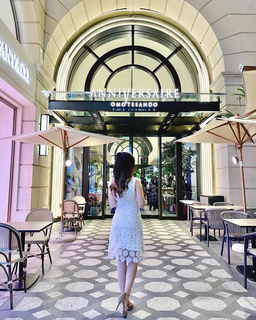 りなたろすさんのインスタグラム写真 - (りなたろすInstagram)「⁡ すごく綺麗な写真 撮って貰えたから記念に投稿🎉 ⁡ ⁡ 先日お邪魔した アニヴェルセル 表参道 @anniversaire_official  リニューアルオープンイベント🤍🕊🏳️💍 ⁡ ⁡ ⁡ 9/9から全館リニューアルOPENしてるの🫧 ⁡ ⁡ 結婚式、カフェやコーヒースタンド スイーツショップ、アートスペース フラワーショップを展開⸜🌷︎⸝‍ ⁡ ⁡ 企業イベントや一般パーティなど 幅広いシーンで利用出来る マルチ施設に生まれ変わり💕 ⁡ ⁡ ドレス素敵だったなぁ(՞ ܸ. .ܸ ՞)"👗 8階の夜景を見ながらディナー 楽しめるのも良かった🍸🍽 ⁡ アフヌンまた絶対行きたいし とにかく行こ🍰🍩🍴✨ ⁡ ⁡ ୨୧┈┈┈┈┈┈┈┈┈┈┈┈┈┈┈┈┈┈୨୧ ⁡ 📍アニヴェルセル 表参道 （〒107-0061　東京都港区北青山３丁目５ー３０）　　 アクセス：東京メトロ千代田線・東急半蔵門線 「表参道」駅 A２出口 徒歩１分 ⁡ ୨୧┈┈┈┈┈┈┈┈┈┈┈┈┈┈┈┈┈┈୨୧ ⁡ ⁡ ⁡ ⁡ #PR #アニヴェルセル #アニヴェルセル表参道 #anniversaireomotesando #表参道カフェ #表参道ディナー #omotesandocafe #結婚式場見学 #結婚式場 #お呼ばれスタイル #お呼ばれワンピ  #ワンピースコーディネート #ハーフアップリボン #バラ」9月26日 19時29分 - 1103r_h