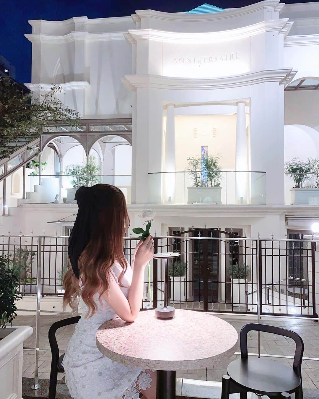 りなたろすさんのインスタグラム写真 - (りなたろすInstagram)「⁡ すごく綺麗な写真 撮って貰えたから記念に投稿🎉 ⁡ ⁡ 先日お邪魔した アニヴェルセル 表参道 @anniversaire_official  リニューアルオープンイベント🤍🕊🏳️💍 ⁡ ⁡ ⁡ 9/9から全館リニューアルOPENしてるの🫧 ⁡ ⁡ 結婚式、カフェやコーヒースタンド スイーツショップ、アートスペース フラワーショップを展開⸜🌷︎⸝‍ ⁡ ⁡ 企業イベントや一般パーティなど 幅広いシーンで利用出来る マルチ施設に生まれ変わり💕 ⁡ ⁡ ドレス素敵だったなぁ(՞ ܸ. .ܸ ՞)"👗 8階の夜景を見ながらディナー 楽しめるのも良かった🍸🍽 ⁡ アフヌンまた絶対行きたいし とにかく行こ🍰🍩🍴✨ ⁡ ⁡ ୨୧┈┈┈┈┈┈┈┈┈┈┈┈┈┈┈┈┈┈୨୧ ⁡ 📍アニヴェルセル 表参道 （〒107-0061　東京都港区北青山３丁目５ー３０）　　 アクセス：東京メトロ千代田線・東急半蔵門線 「表参道」駅 A２出口 徒歩１分 ⁡ ୨୧┈┈┈┈┈┈┈┈┈┈┈┈┈┈┈┈┈┈୨୧ ⁡ ⁡ ⁡ ⁡ #PR #アニヴェルセル #アニヴェルセル表参道 #anniversaireomotesando #表参道カフェ #表参道ディナー #omotesandocafe #結婚式場見学 #結婚式場 #お呼ばれスタイル #お呼ばれワンピ  #ワンピースコーディネート #ハーフアップリボン #バラ」9月26日 19時29分 - 1103r_h
