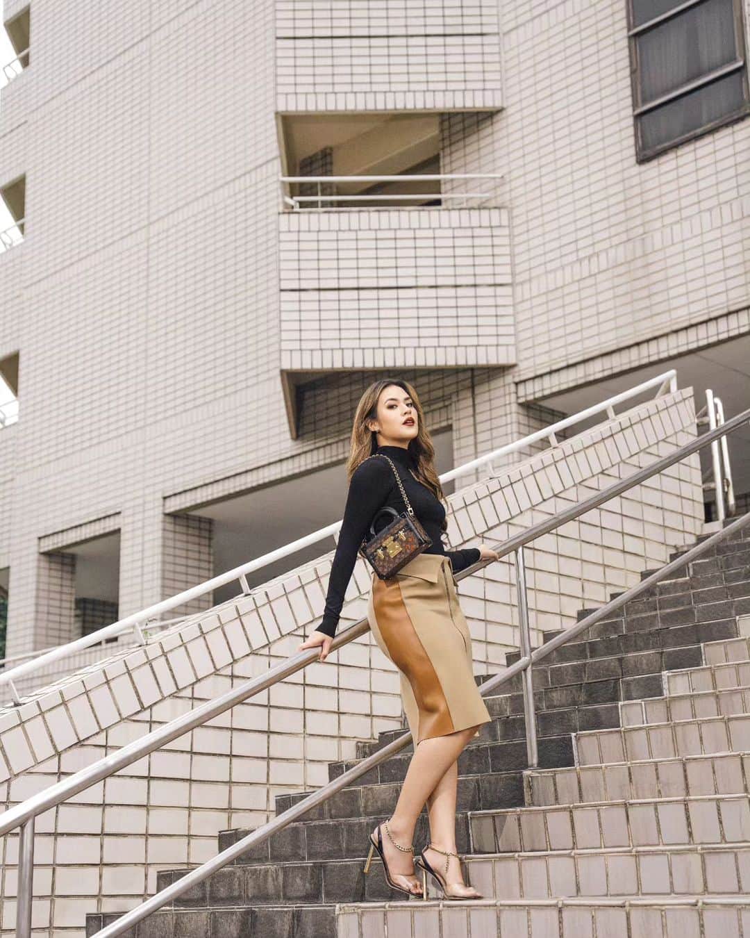 Raisa Andrianaのインスタグラム：「New bag unlocked — @louisvuitton Petite Malle Capitale  #louisvuitton #LVFW23」