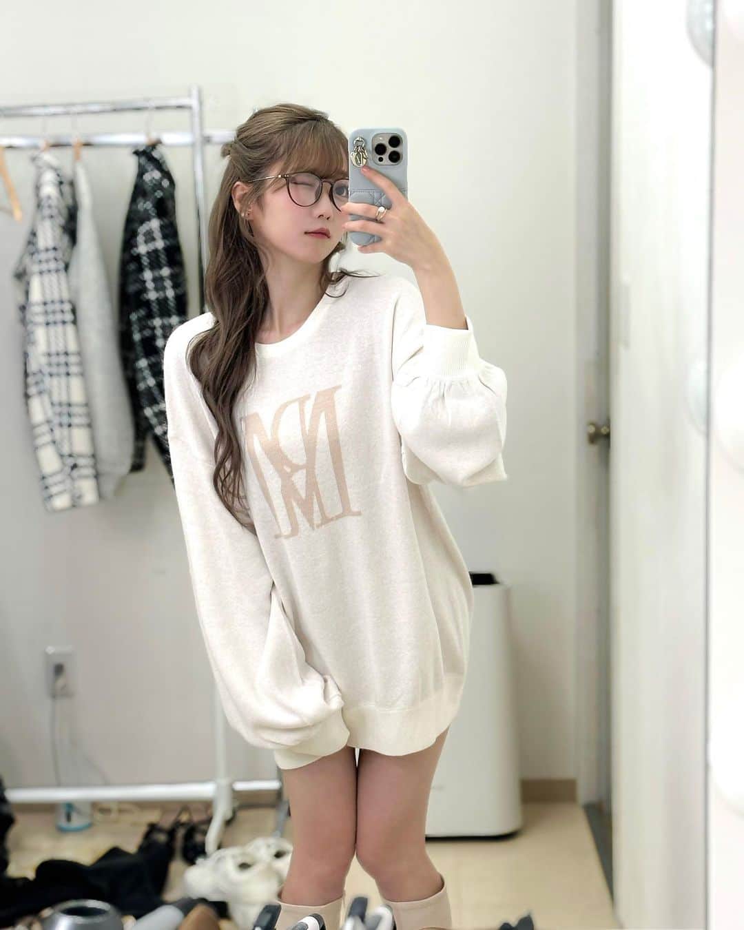 大谷映美里のインスタグラム：「ニット☃️💓  可愛すぎるニットが完成しました‼︎🤍 2サイズ4色展開🐈 薄手のニットなのでこれからの季節大活躍な予感…♡  Mサイズは華奢見えするコンパクトなサイズ感☺️ ボトムにインしても可愛く着られるようにしました✊🏻💭  Lサイズはゆるっと着られる大きめニット❕ ゆったりめなので男女問わずぜひ☺️  キャップもユニセックスアイテム❕ サイズは調節可能です💕4色とも可愛いよ〜👼🏻💕  この後20時から新作販売です✊🏻 #RoseMuse」