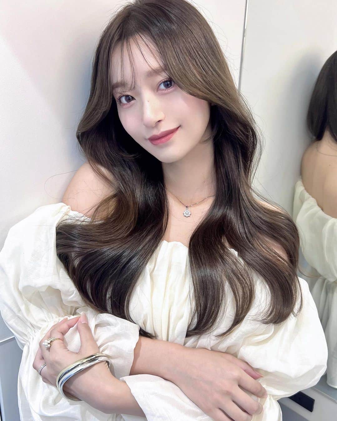 のインスタグラム：「美容室行ってきました♡ NEWHAIR 🐈🍑  綺麗なお姉さんなんだけど可愛い系になりたい(？)というほぼおまかせのオーダーでしたが、理想通りに仕上げてもらいました🪄🪞  服は @maybins_japan 👶🏻💭  #韓国ヘア #韓国風ヘア #ヨシンモリ #2wayバング #韓国ヘアスタイル #オフショル #ワンホンヘア #ロングヘア」