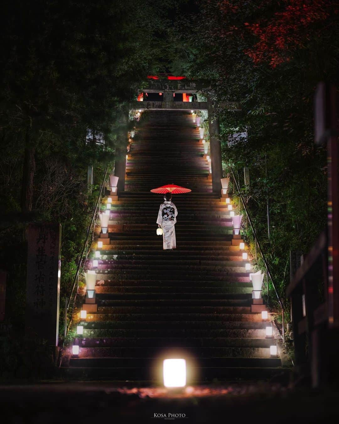 コサさんのインスタグラム写真 - (コサInstagram)「ブルーインパルスの後に「くどやま芸術祭」へ🚗💨 夕方に九度山町をブラっと散策して、夜は慈尊院のライトアップを楽しんできました✨ 慈尊院のライトアップは芸術祭とは、別物らしいので11月以降でも光ってるようですよ〜 念の為、ご確認お願いします〜 いっぱい撮ったのでまたポストしますね👍 . Location:和歌山 Wakayama /Japan🇯🇵 Date:2023年9月 Camera:Z9 / Z 50mm f1.2 in frame: @chami_2nd . #慈尊院 #くどやま芸術祭2023 #raytrek_stylishsummer #tanddフォトコンテスト2023 #ワクワク #nikoncreators #nikoncreators_2023travel #japancityblues #jp_portrait_collection #ポトレファン倶楽部 #ポトレ撮影隊 #jp_mood #clv_galerie #NSG_IG #暗がり同盟 #japan_best_pic #Rox_Captures #deaf_b_j_ #raw_japan #tokyocameraclub #art_of_japan_ #invisible_cool_part #team_jp_ #photo_jpn #sorakataphoto #LBJ_KING #じゃびふる #m_v_shotz #japan_waphoto #九度山」9月26日 19時31分 - kosa_photo