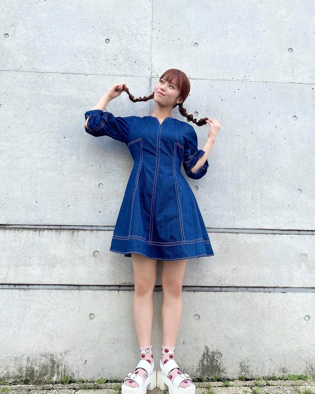 林茜実里のインスタグラム：「🩵 : : お気にのデニムワンピ！ いろんな系統のお洋服着たいな💭 : #デニムワンピース #夏コーデ #ワンピースコーデ #ツインテールアレンジ」