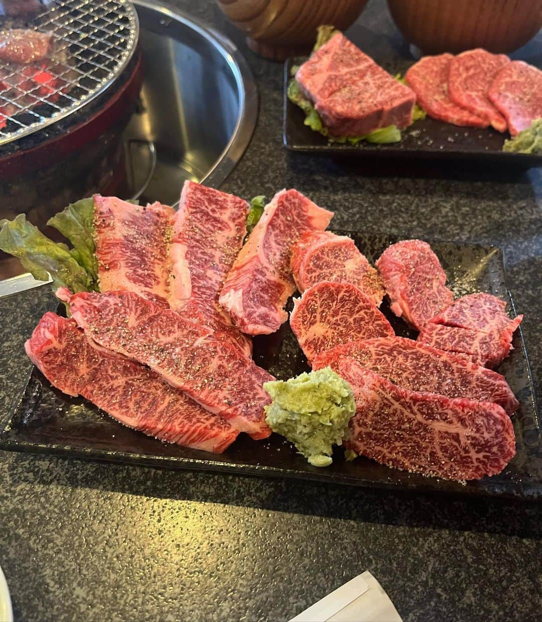 かおるやまさんのインスタグラム写真 - (かおるやまInstagram)「焼肉すっきゃねん　さんに行けました😊🎵 バチェラー5🌹の撮影から行けてなかったので、やっと大将に御礼が言えた〜😆✨  バチェラーファンの方もいらっしゃっていて、話しかけてもらえました❣️ ありがとうございました😆✨  わたしが学生の頃からずーっと大好きなお店で、ご褒美や特別な日はいつもココでした❣️❣️😊 上京したあとに久々にお店に行った時も大きくなったねーって話したりして‼️✨  ほんとにこんなに長い期間、変わらない最高の美味しさと変わらない最高の場所を提供し続けてくださる大将には感謝でいっぱいです╰(*´︶`*)╯ 大好きなお店で尊敬できる方です(*^o^*)  ママとおばあちゃんと3人でごはんも久々で おなかいっぱい　よく眠れそう〜😊✨  あっ！実は…名前を書いて来ました💫私の名前 どこにあるかわかるかな？😆  #焼肉 #百名店 #すっきゃねん #バチェラー」9月26日 19時32分 - kaoruyama59