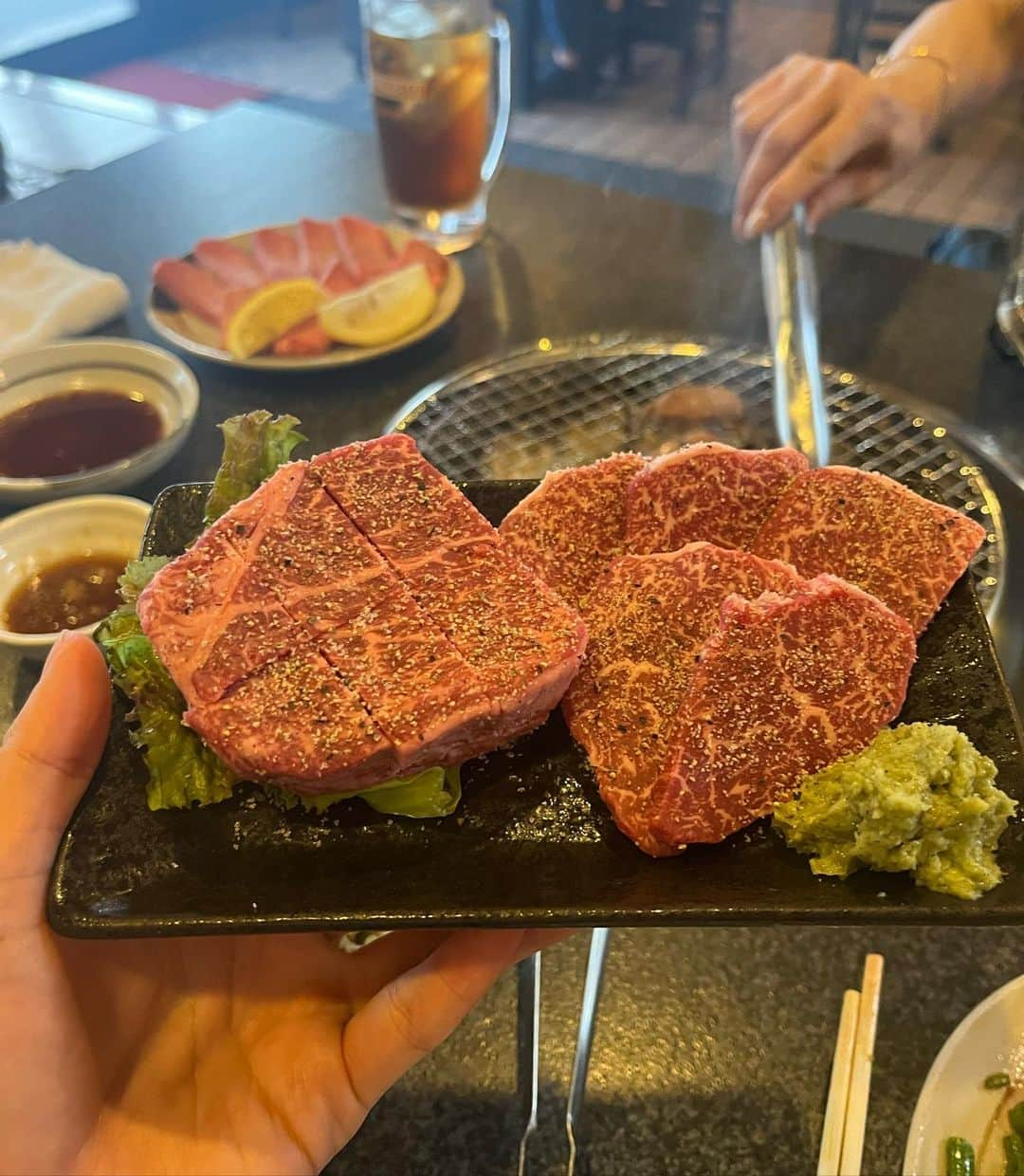 かおるやまさんのインスタグラム写真 - (かおるやまInstagram)「焼肉すっきゃねん　さんに行けました😊🎵 バチェラー5🌹の撮影から行けてなかったので、やっと大将に御礼が言えた〜😆✨  バチェラーファンの方もいらっしゃっていて、話しかけてもらえました❣️ ありがとうございました😆✨  わたしが学生の頃からずーっと大好きなお店で、ご褒美や特別な日はいつもココでした❣️❣️😊 上京したあとに久々にお店に行った時も大きくなったねーって話したりして‼️✨  ほんとにこんなに長い期間、変わらない最高の美味しさと変わらない最高の場所を提供し続けてくださる大将には感謝でいっぱいです╰(*´︶`*)╯ 大好きなお店で尊敬できる方です(*^o^*)  ママとおばあちゃんと3人でごはんも久々で おなかいっぱい　よく眠れそう〜😊✨  あっ！実は…名前を書いて来ました💫私の名前 どこにあるかわかるかな？😆  #焼肉 #百名店 #すっきゃねん #バチェラー」9月26日 19時32分 - kaoruyama59