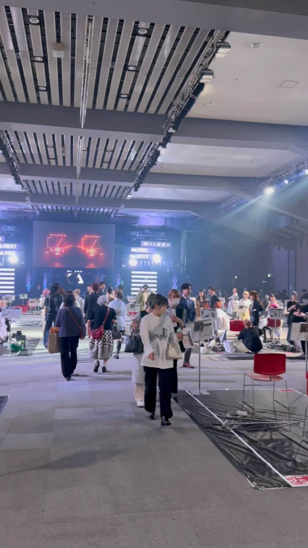 高橋英昇のインスタグラム：「DA-next大阪大会のハイライトをまとめてみました❗️ 今回は100作品程を審査させて頂きました📝 非常に技術レベルの高いコンテストで僕も勉強になりました！ みなさん本当にお疲れ様でした🙇‍♂️ 11月の全国大会も楽しみにしております！ ˗˗˗˗˗˗˗˗˗˗˗˗˗˗˗˗˗˗˗˗˗˗˗˗˗˗˗˗˗˗˗˗˗˗˗˗˗˗ ⁡ ◌ @eisho_coa  ⁡ 前髪顔周りのどんな悩みも 是非ご相談下さい✨ ⁡ ☑︎流し前髪だけど要望と違う ☑︎前髪顔周りを切られすぎる ☑︎顔周りがなくて困っている ☑︎前髪が巻きづらく上手くいかない ☑︎変な毛がいつも前髪に出てくる ☑︎扱いづらくて困っている ☑︎おでこが狭くて悩んでいる ⁡ などなど 少しでも気になることは全てお聞かせ下さい✨ メモ持ってきても大丈夫です📝 ⁡ ˗˗˗˗˗˗˗˗˗˗˗˗˗˗˗˗˗˗˗˗˗˗˗˗˗˗˗˗˗˗˗˗˗˗˗˗˗˗ ⁡ ⁡ ◌ 料金 ◌ ・カット ¥8800 ・カット 𓂃 トリートメント ¥12100 ・カット 𓂃 カラー ¥17600 ・カット 𓂃 カラー 𓂃 トリートメント ¥22000 ⁡ ※初回のみ指名料+¥3300かかります。 2回目以降は指名料無料です。 ⁡ ⁡ 𓂃 よくあるご質問 𓂃 ⁡ ⁡ Q . 予約はどうしたらいいですか？ ⁡ ✎ プロフィールのURLからお待ちしております✨ ⁡ ⁡ Q . 場所はどちらですか？ ⁡ ✎ 東京都中央区銀座6-13-9 GIRAC GINZA 7F 【銀座駅5分、東銀座駅から徒歩3分】 ⁡ ⁡ Q . 投稿に可愛い子しか載っていないですが、 私が行っても大丈夫ですか？ ⁡ ✎もちろん大丈夫です。 僕のお客様は【3歳〜74歳】の 子連れ様から老若男女幅広いの方が ご来店してくださっております。 女性は必ず可愛くします！ 実は男性のカットも得意です。 最近ご紹介もかなり多いです✨ ⁡ Q . どんな美容師？ ⁡ ✎ お話するのが好きです✨ ただ施術中は技術に没頭する時があり その時はあまり話さなくなります✂︎ ⁡ Q . カウンセリングはしっかりしてもらえますか？ ⁡ ✎もちろんです！ 前髪顔周りの生え際、癖毛、割れめ、こめかみ、 頬骨、えら、丸顔、面長、りんかく などのお悩みもしっかりカウンセリングさせて頂いてから 施術に入らせて頂きますのでご安心ください✨ ⁡ ⁡ カットは【前髪】【ロングレイヤー】 が好きですが、 ミディアム、ボブ、ショート、 メンズカットも好きです。 巻きも得意なので、 知りたい方はなんでもお伝えします✨ ⁡ カラーはブリーチなしのワンカラーで 【艶感】【透明感】【くすみ感】が出るように 300種類以上の中から 独自の配合で調合しております。 ⁡ ストレートはダメージを最小限で抑えられるように かなりこだわっています！ 微アルカリ〜弱酸領域の範囲で施術するので 基本的に【ヘアカラー】と同時施術が可能です✨ ⁡ トリートメントはできるだけ長持ちできるように 【手触り】【質感】にこだわっています！ あとはアウトバスのヘアケアも重要なので 興味ある方はしっかり説明しています✨ ⁡ パーマは最近持ちの良いデジタルパーマが好きです。 熱処理する事で普通のパーマより持ちが良くなります。 僕の使う薬剤は基本的にダメージを最小限でかけるので コテを使って巻いても大丈夫です。 巻かなくても普段のスタイリングはかなり楽になります✨ ⁡ #銀座　#千葉　#前髪カット　#顔周りカット　#小顔カット　#おくれ毛カット　#顔周り　#前髪　#シースルーバング　#かきあげ前髪　#小顔に見える顔周り #小顔カット #似合わせカット　#おくれ毛　#前髪顔周り似合わせ」